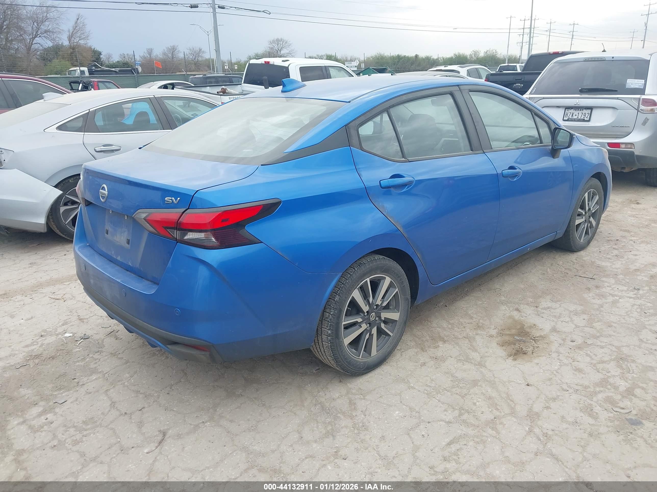 NISSAN VERSA image 4