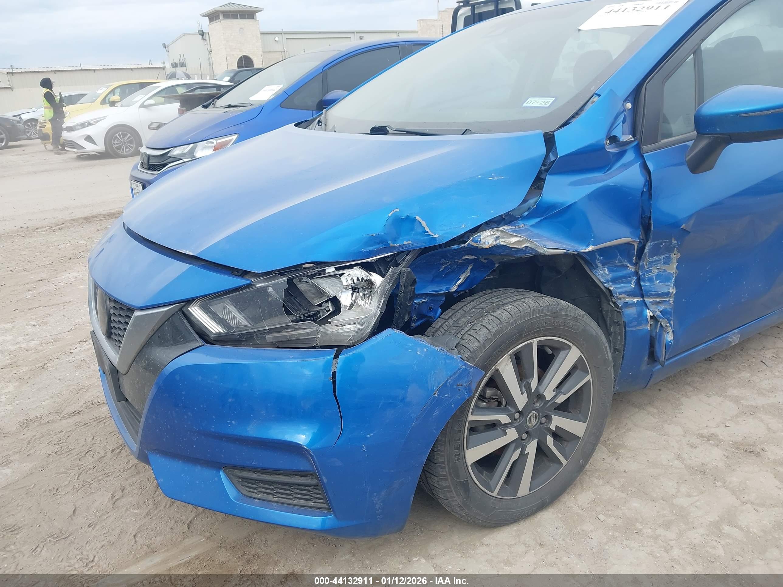 NISSAN VERSA image 6