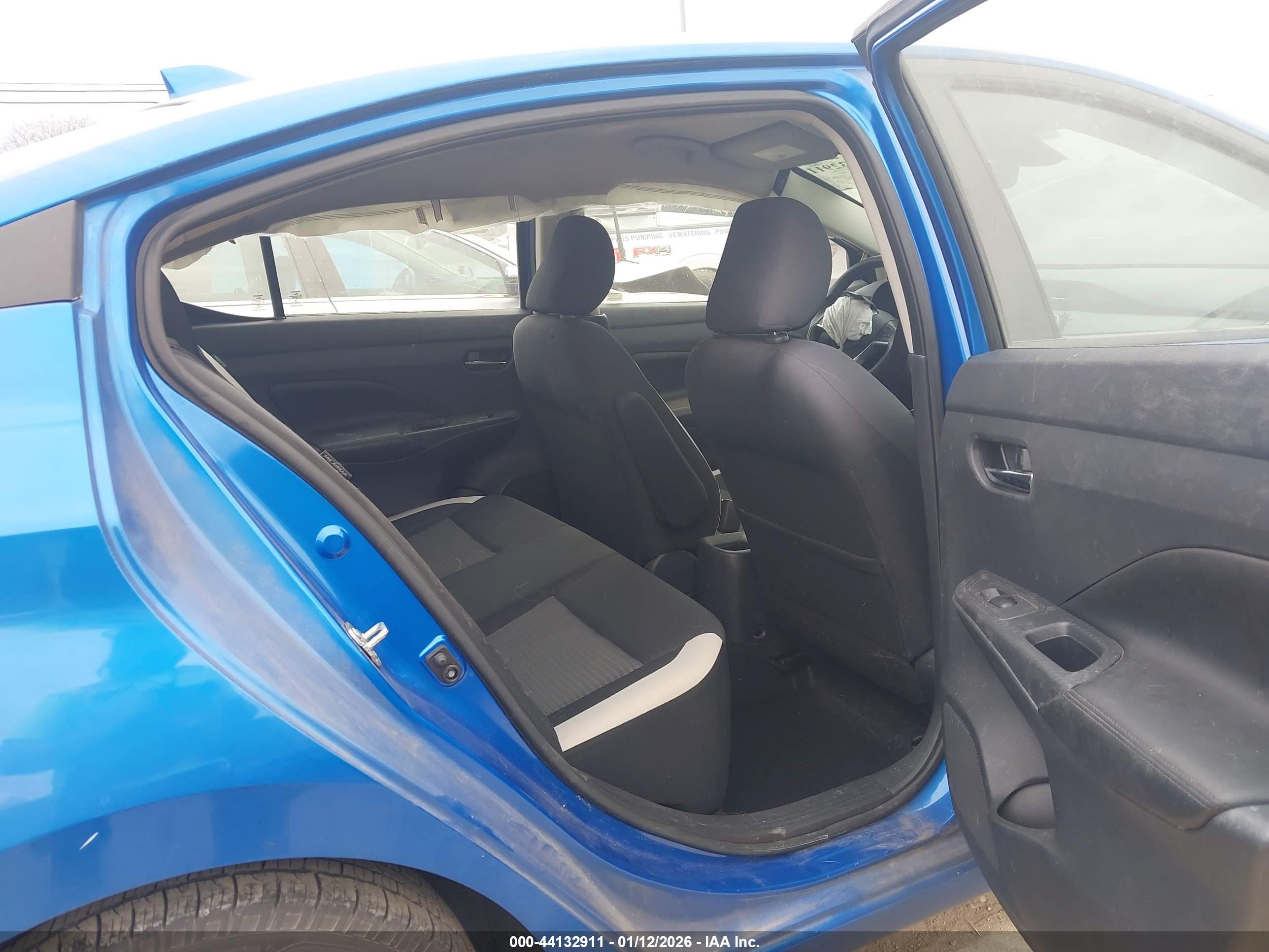 NISSAN VERSA image 8