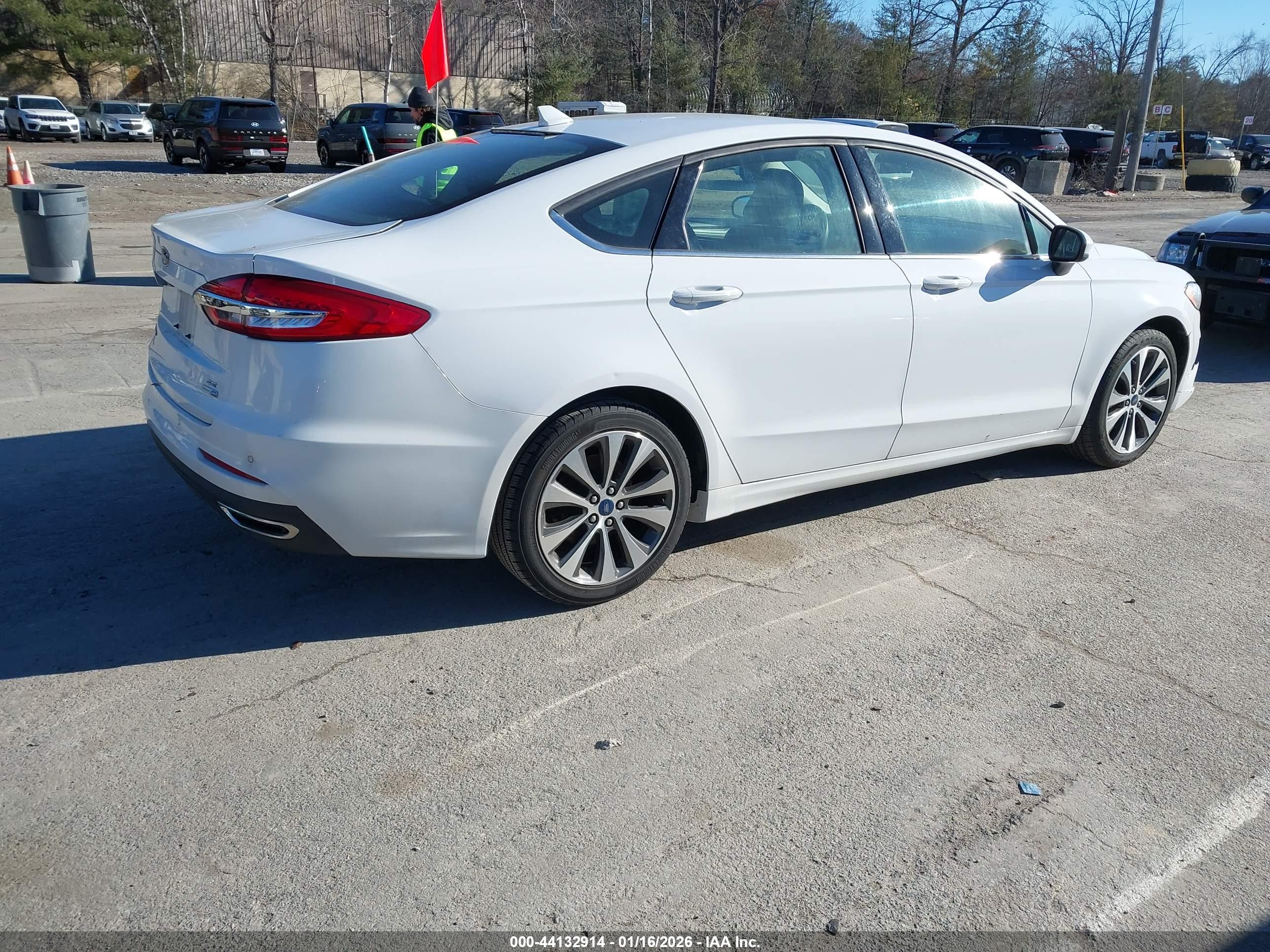 FORD FUSION image 4