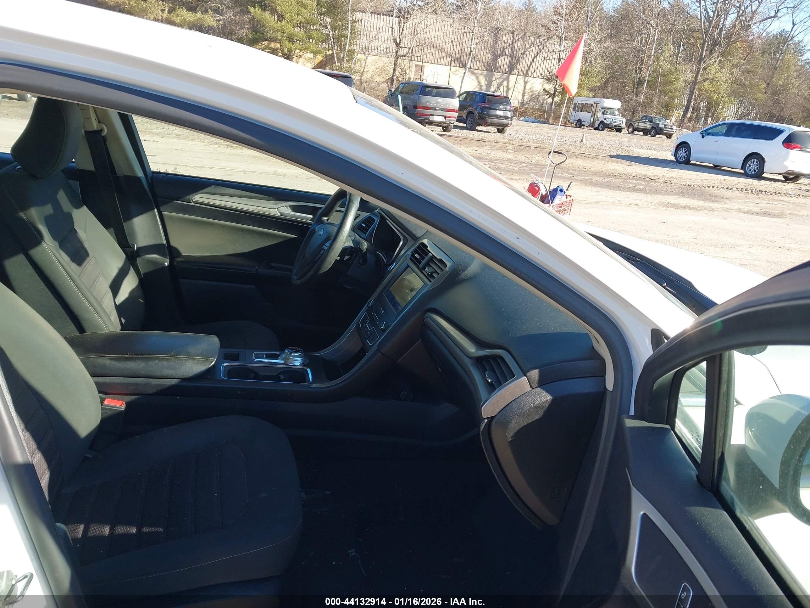 FORD FUSION image 5