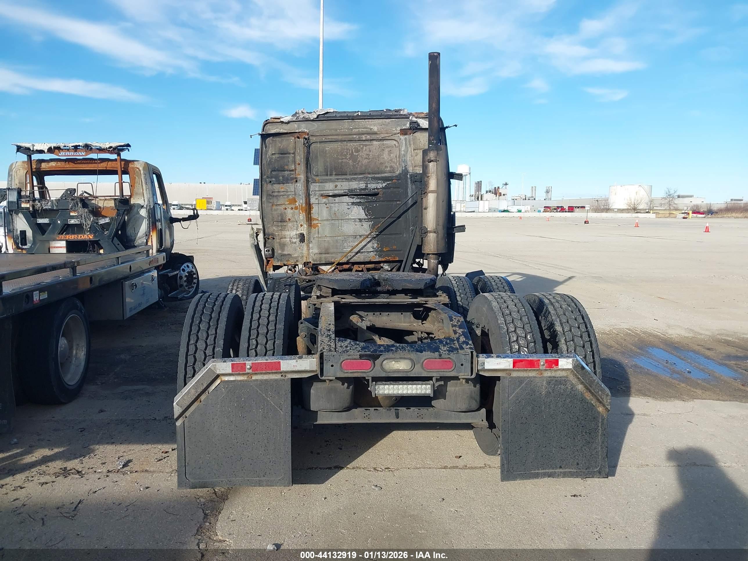 VOLVO VN image 8