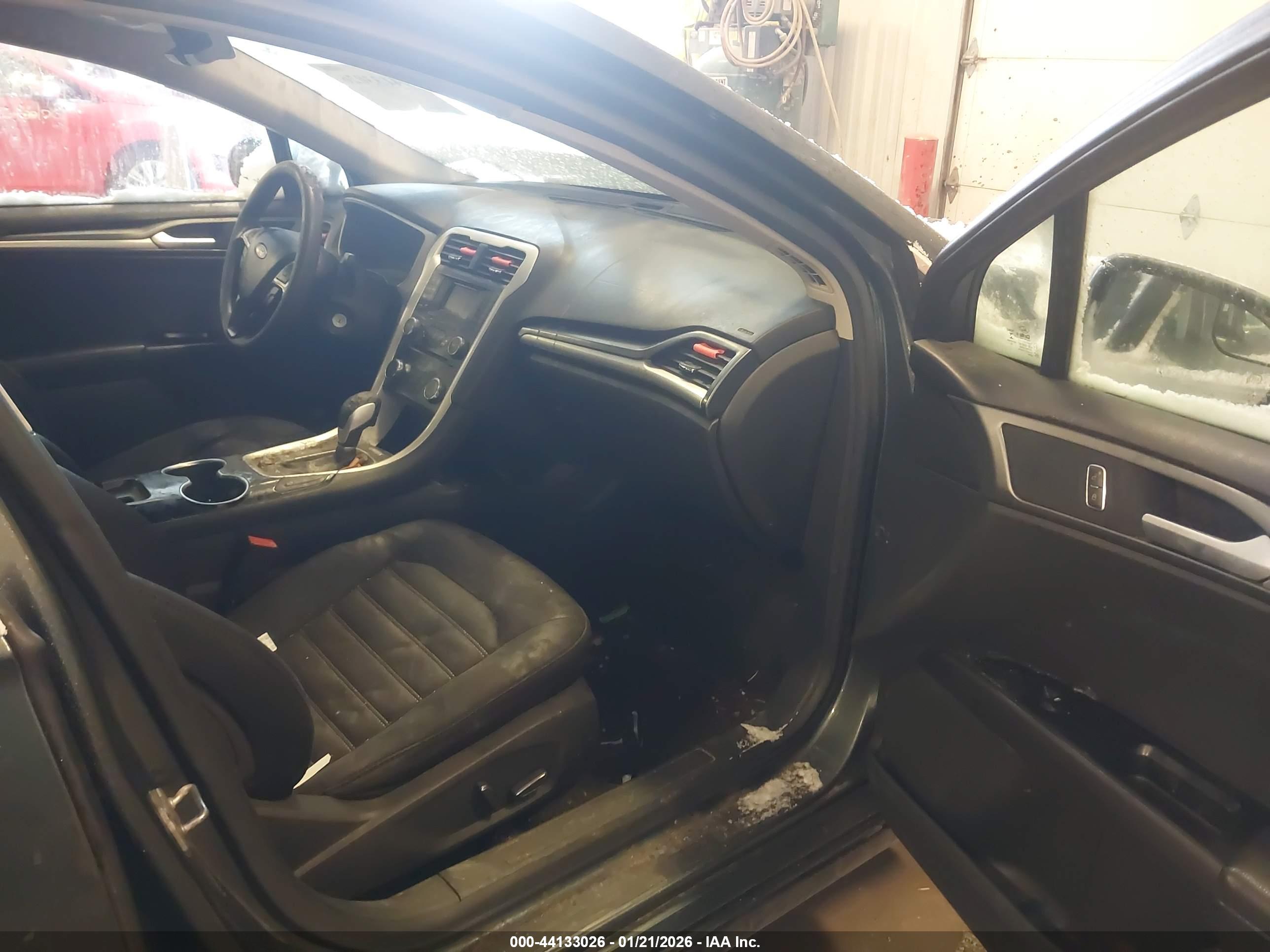 FORD FUSION image 5