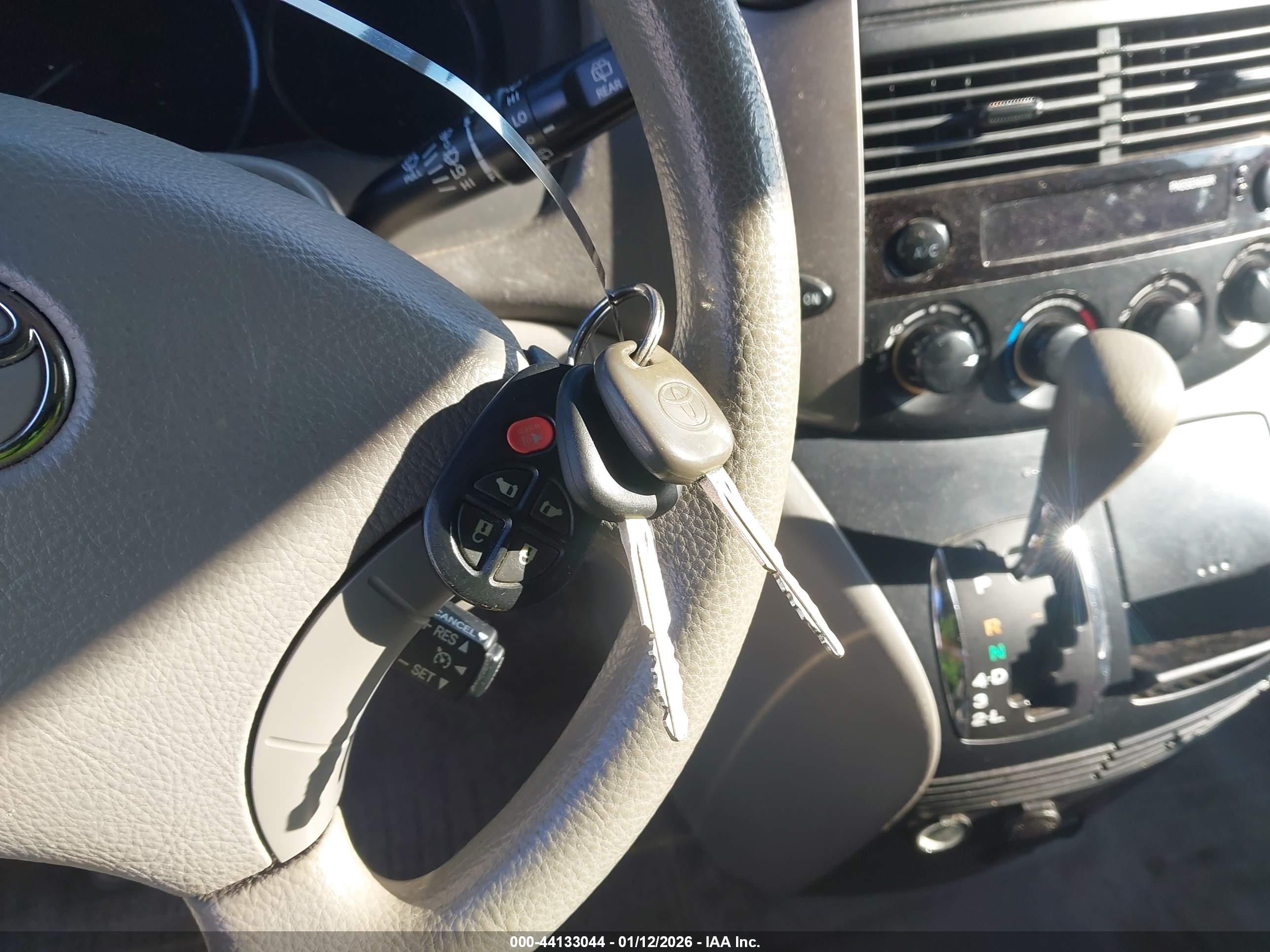 TOYOTA SIENNA image 11