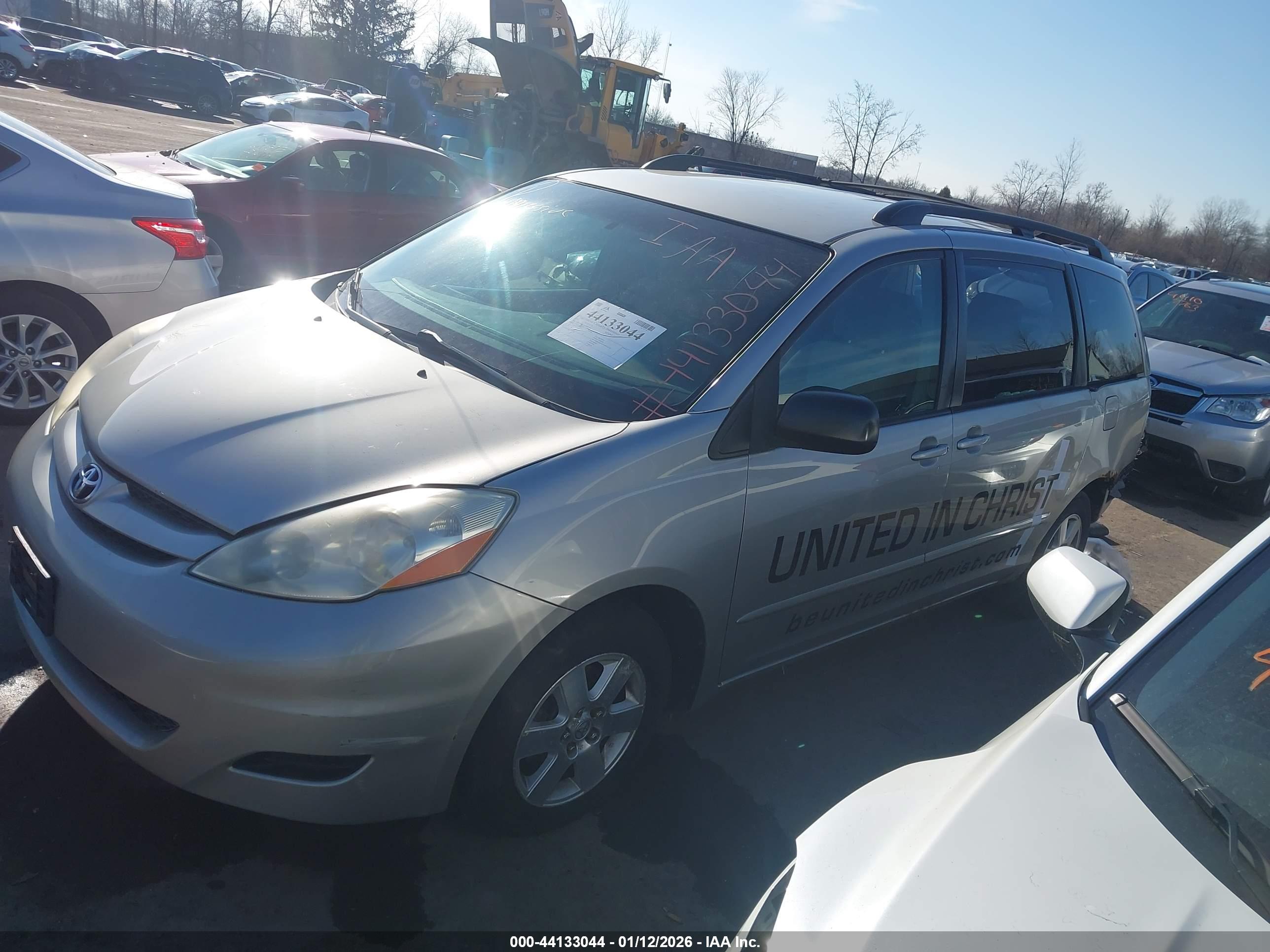 TOYOTA SIENNA image 2