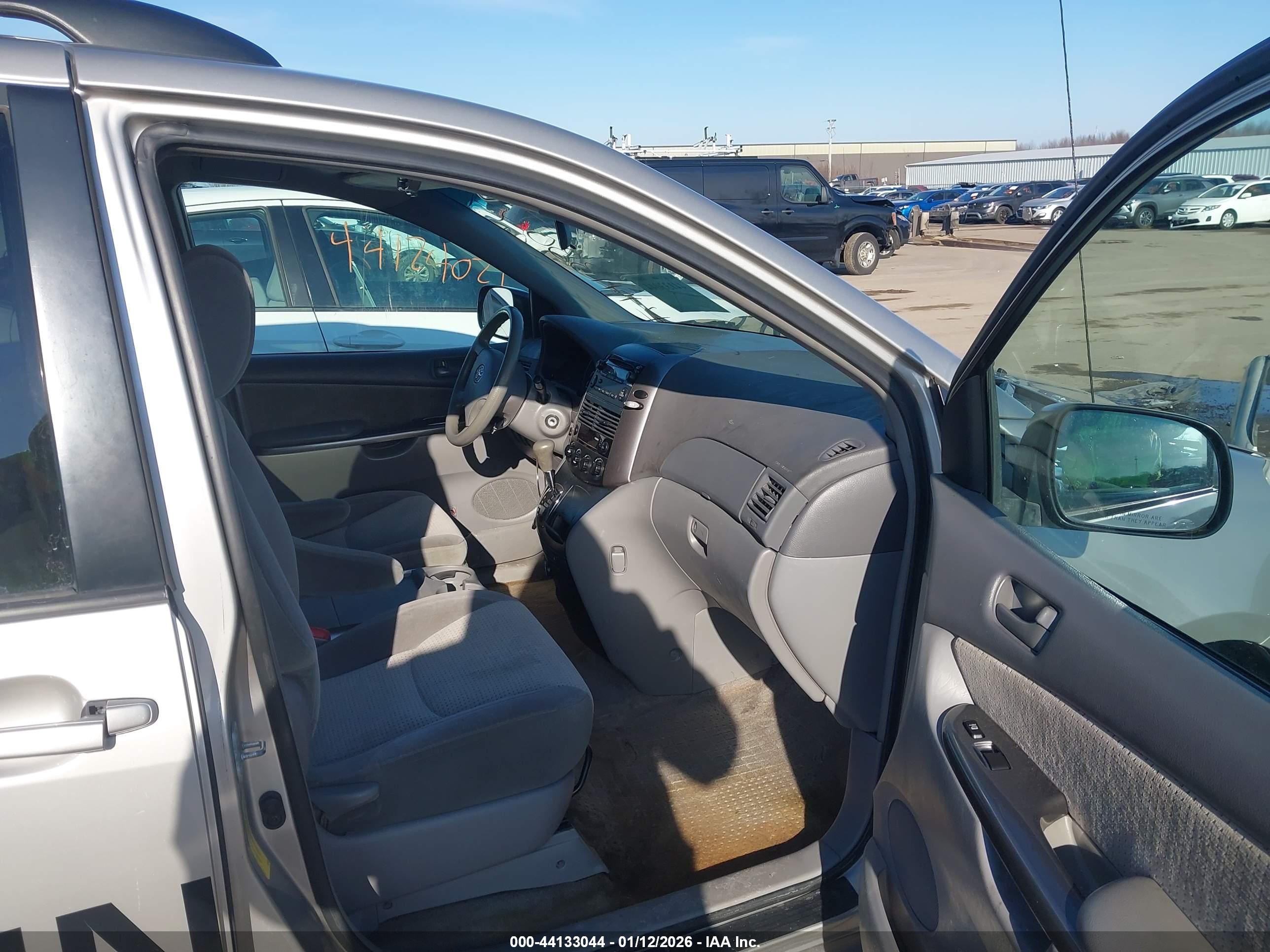 TOYOTA SIENNA image 5