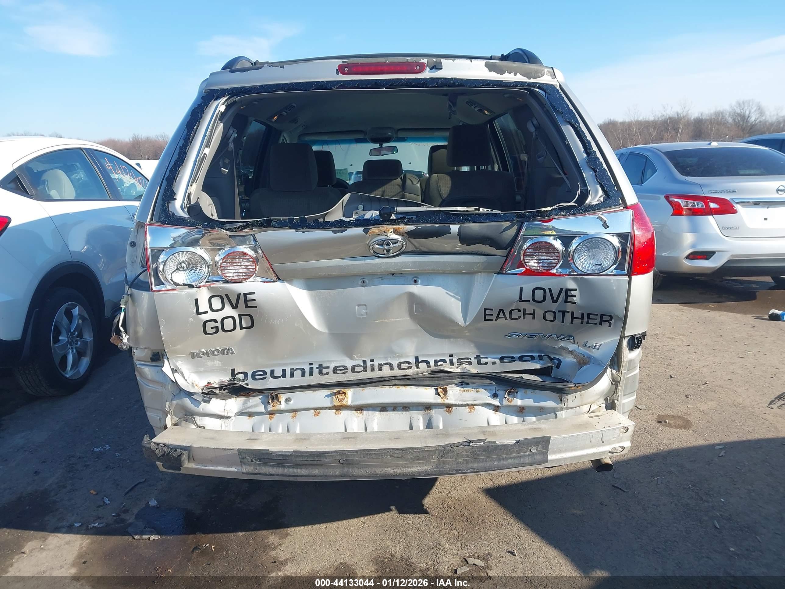 TOYOTA SIENNA image 6