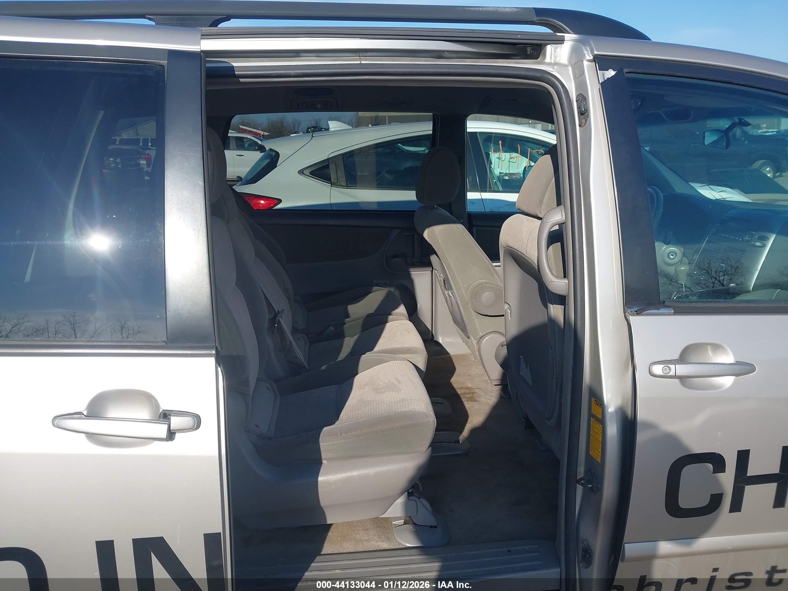 TOYOTA SIENNA image 8