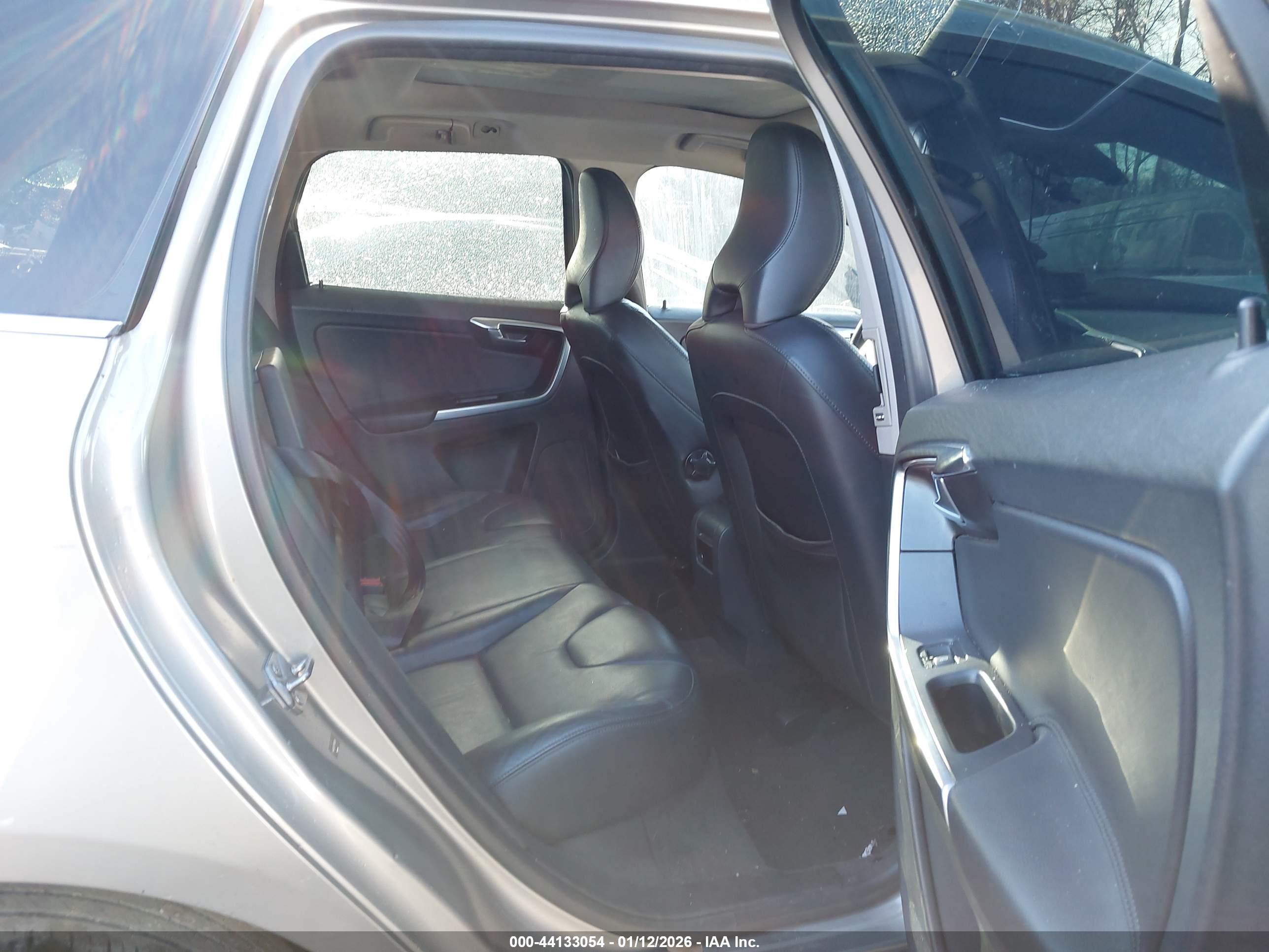 VOLVO XC60 image 8