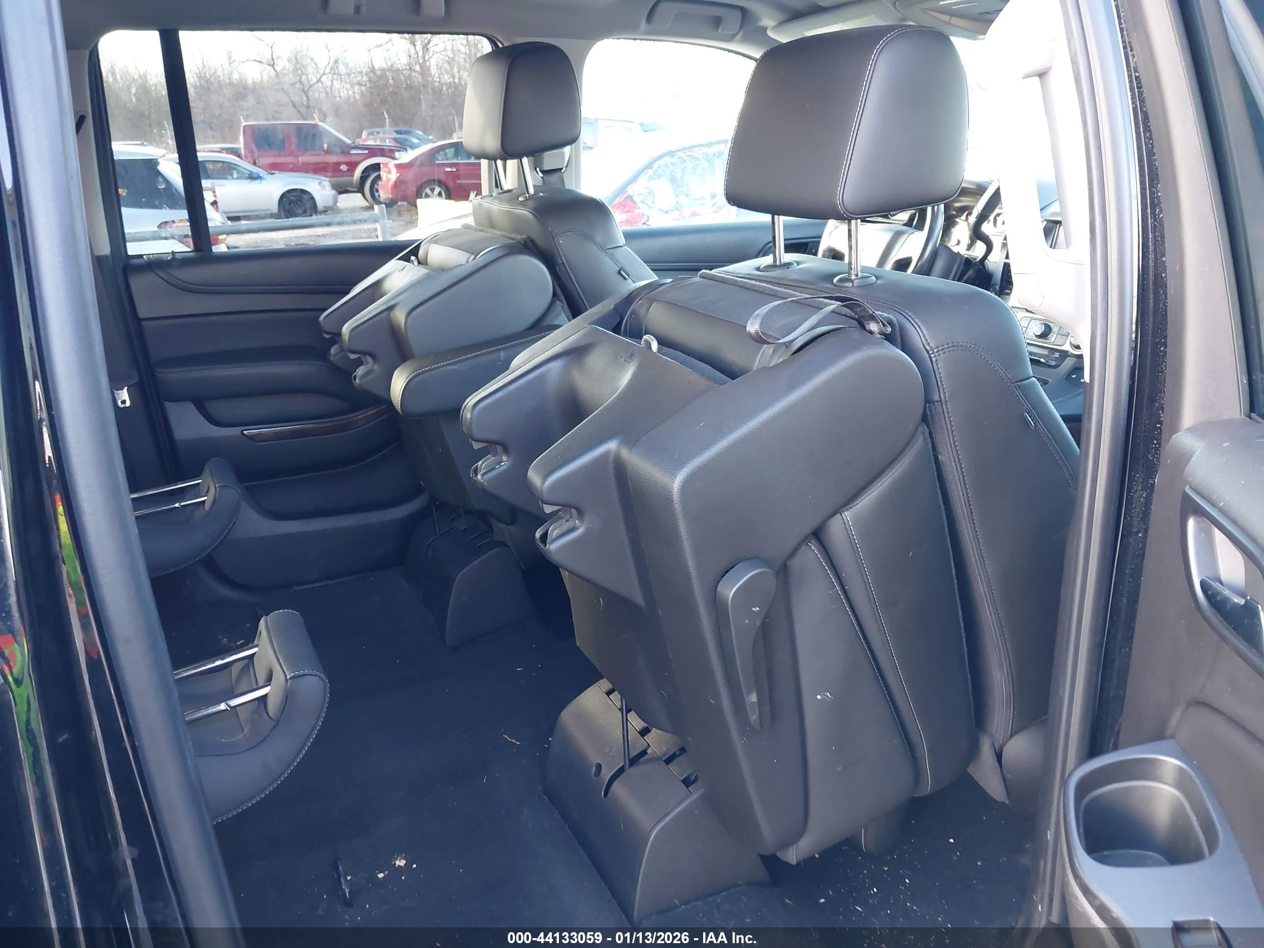 CHEVROLET SUBURBAN image 8