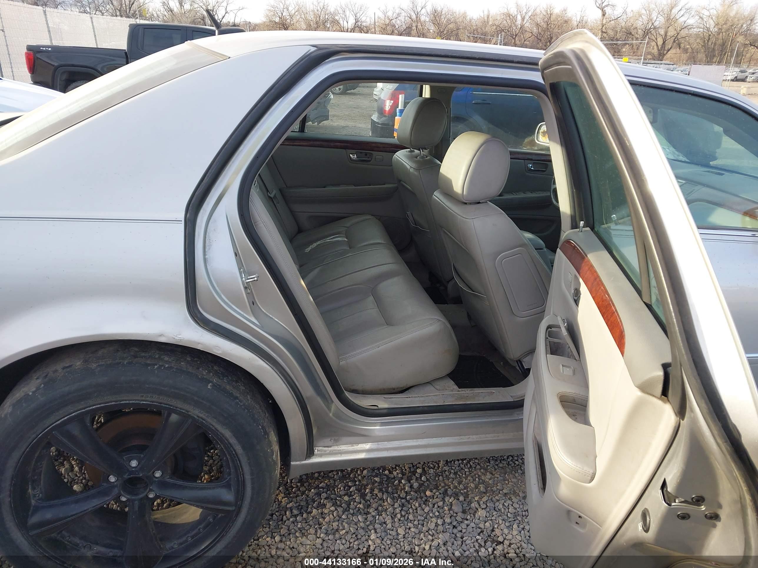 CADILLAC DTS image 8