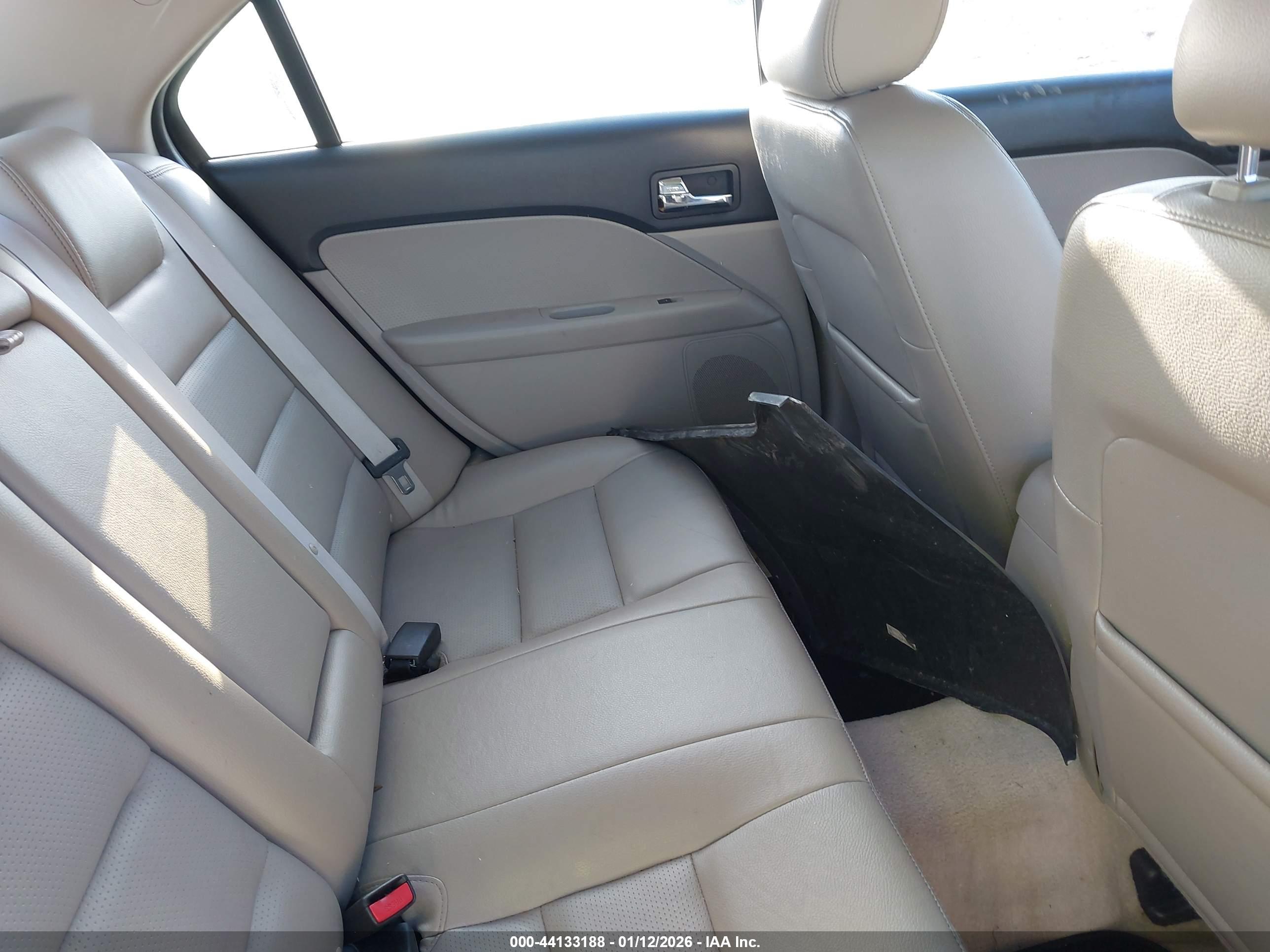 FORD FUSION image 8