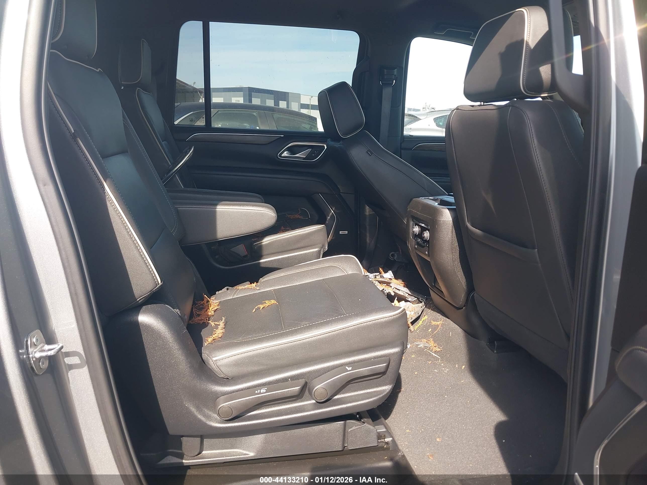 CHEVROLET SUBURBAN image 8