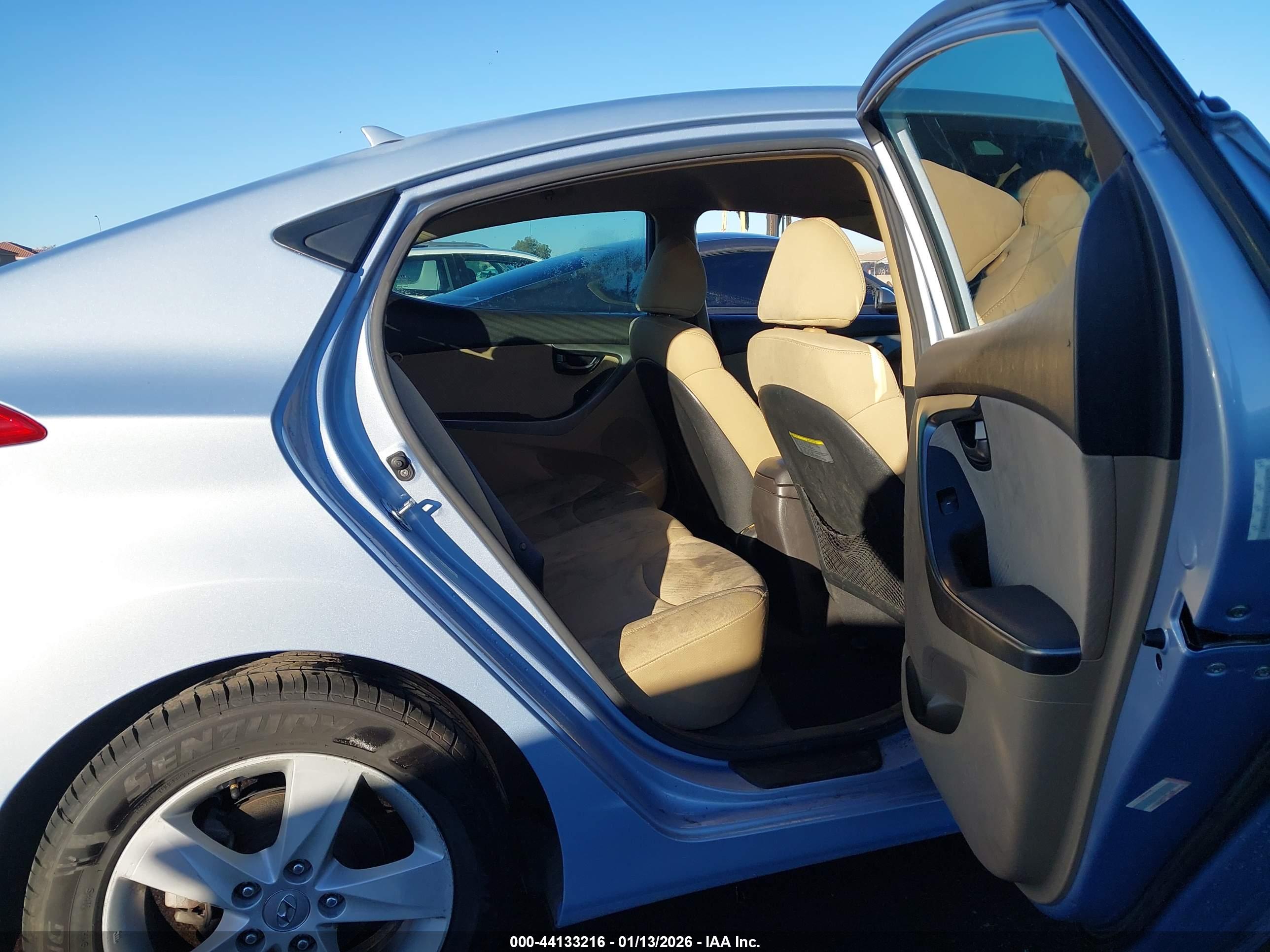 HYUNDAI ELANTRA image 8