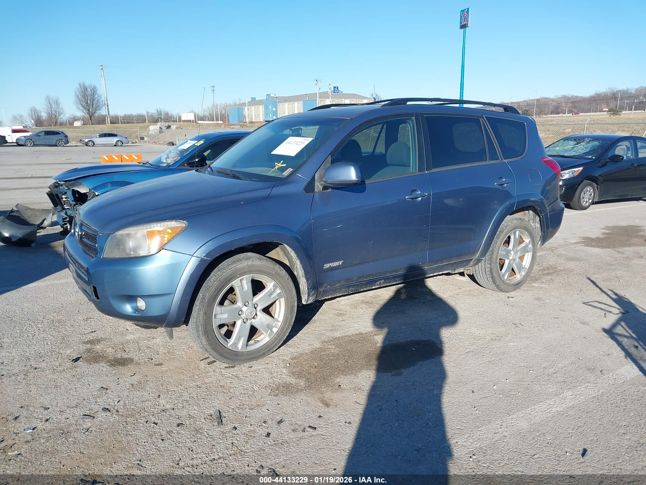 TOYOTA RAV4 image 2