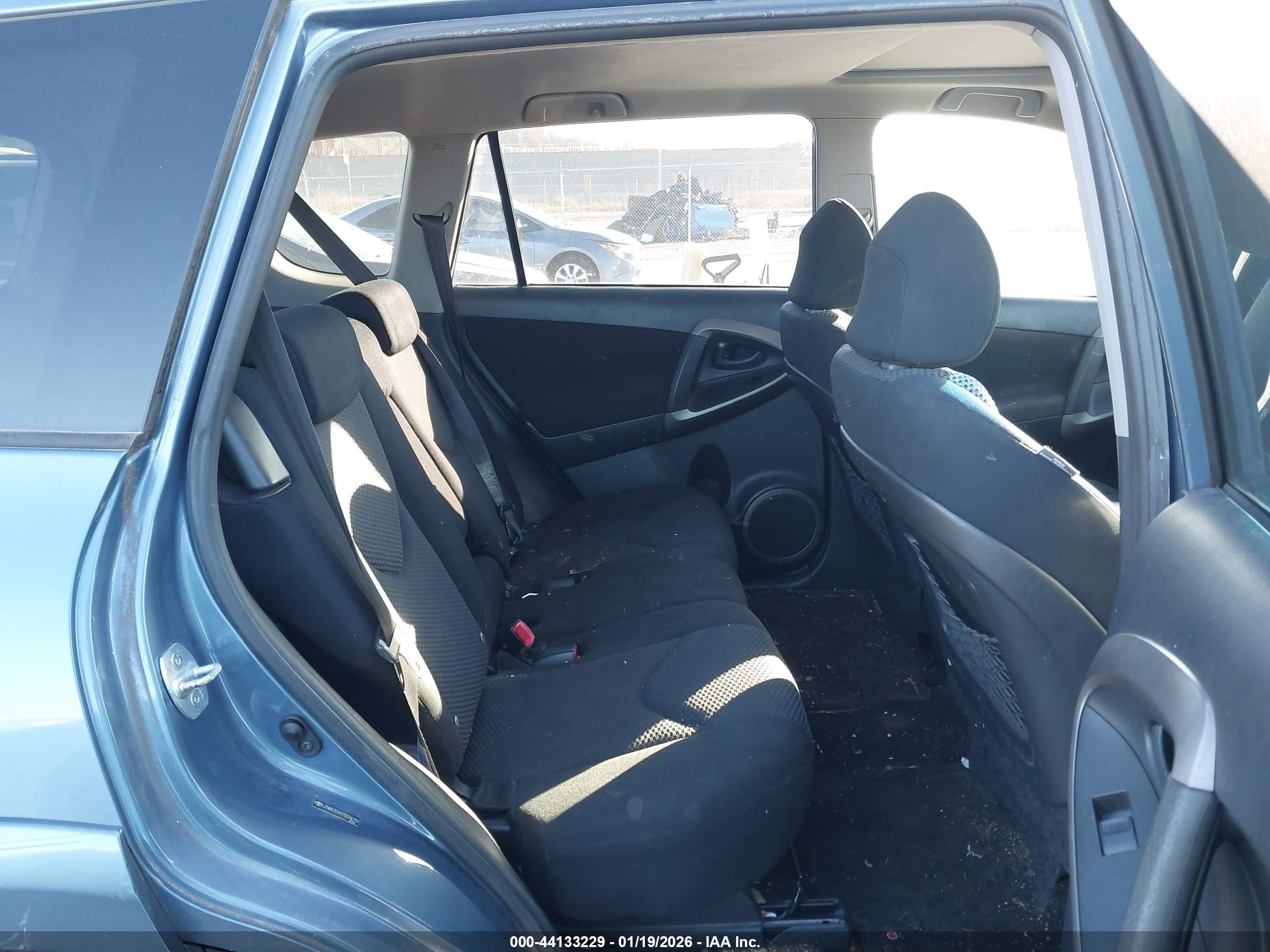 TOYOTA RAV4 image 8
