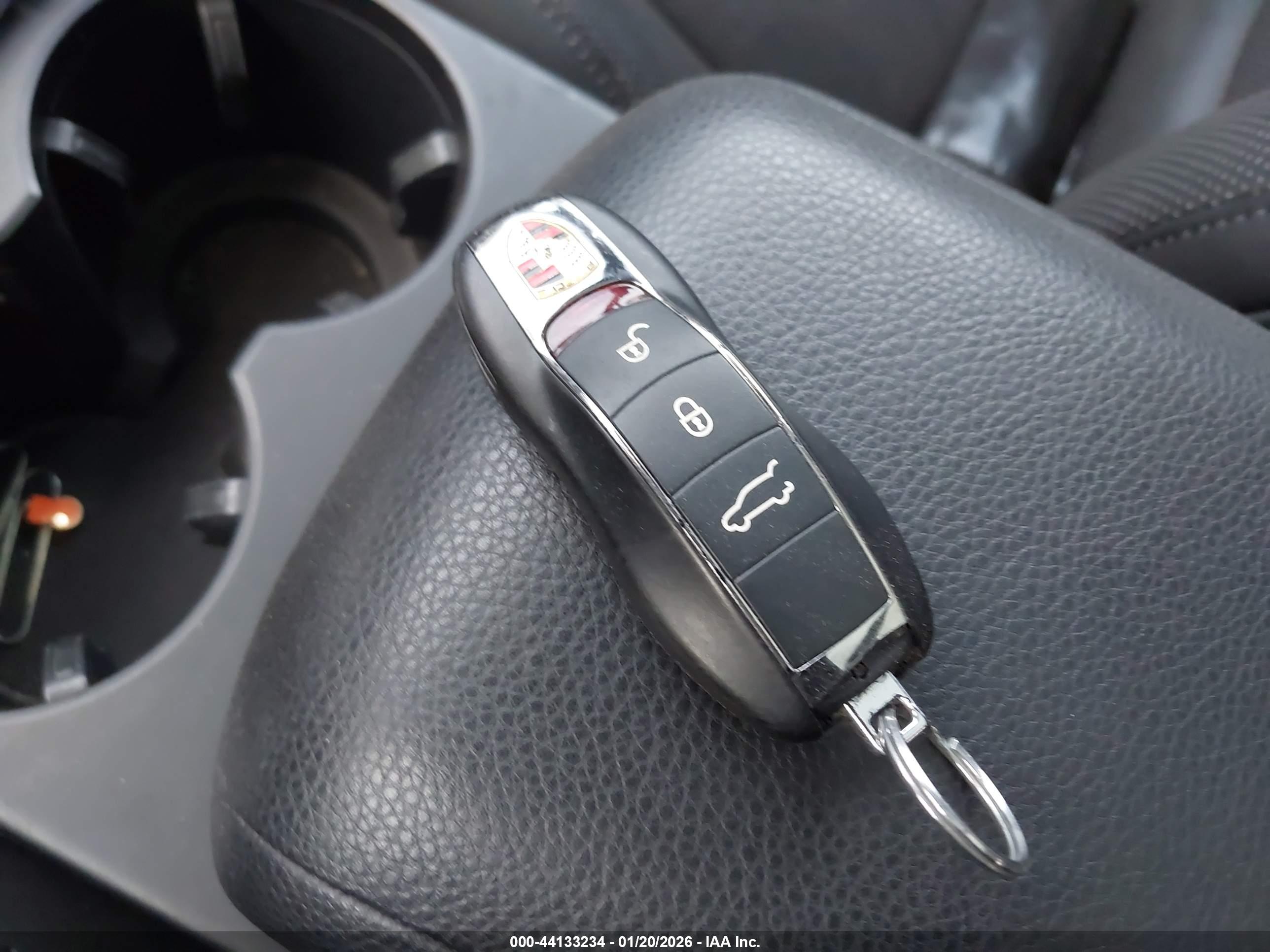 PORSCHE MACAN image 11