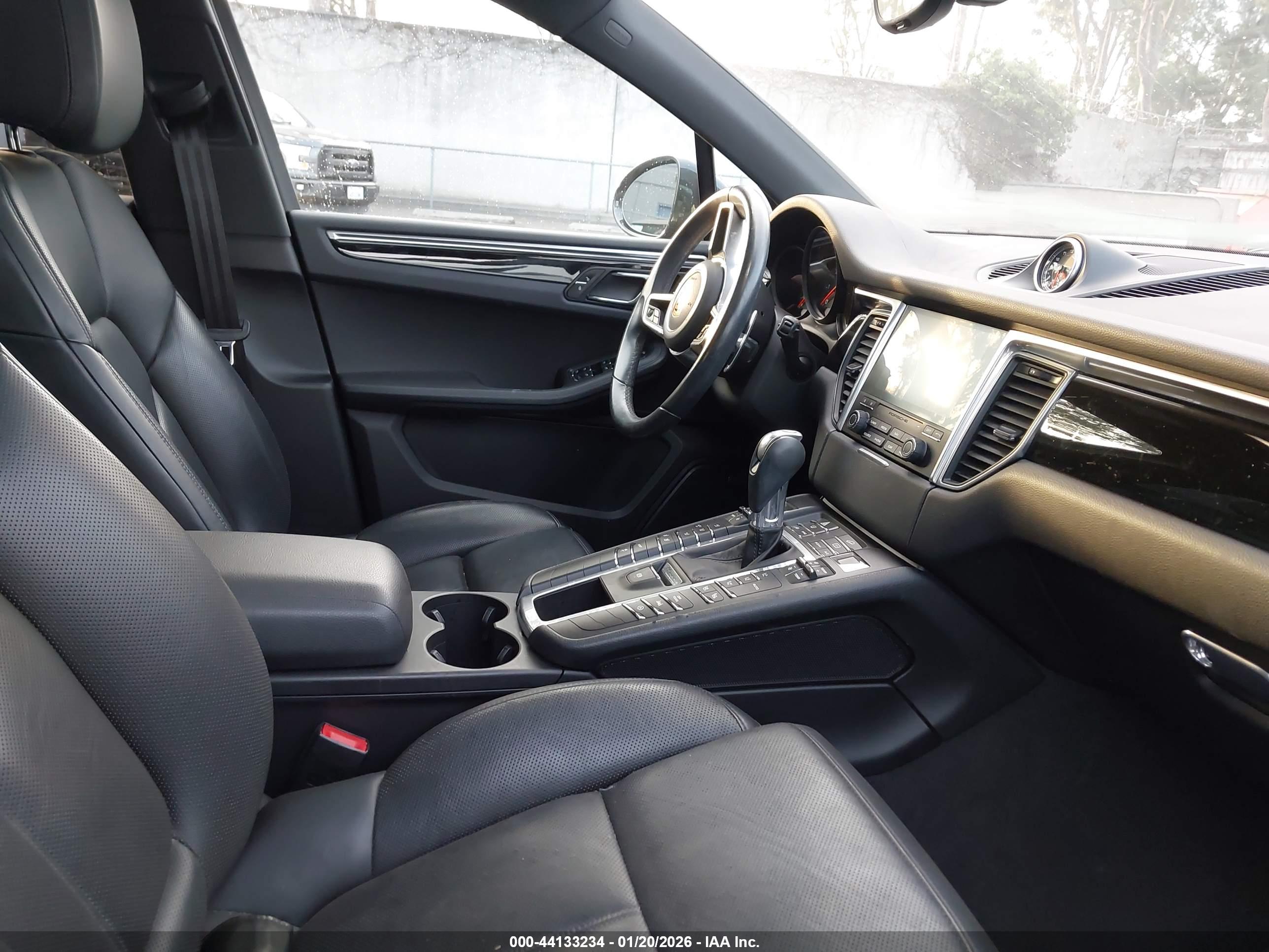 PORSCHE MACAN image 5