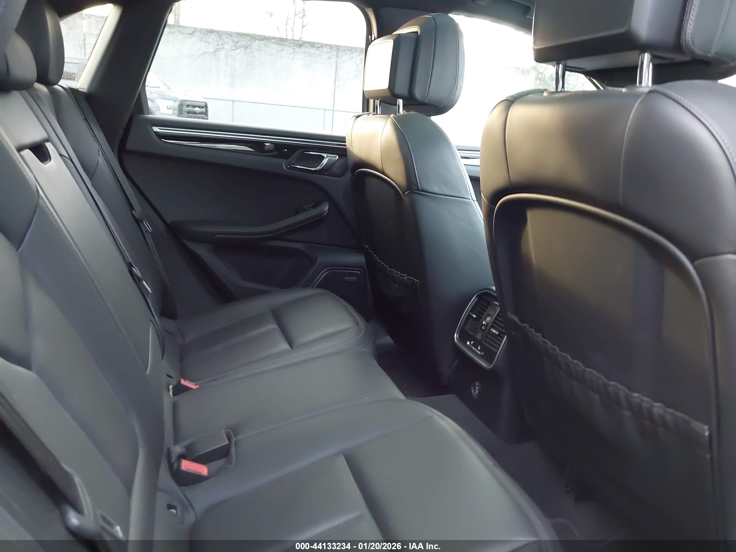 PORSCHE MACAN image 8