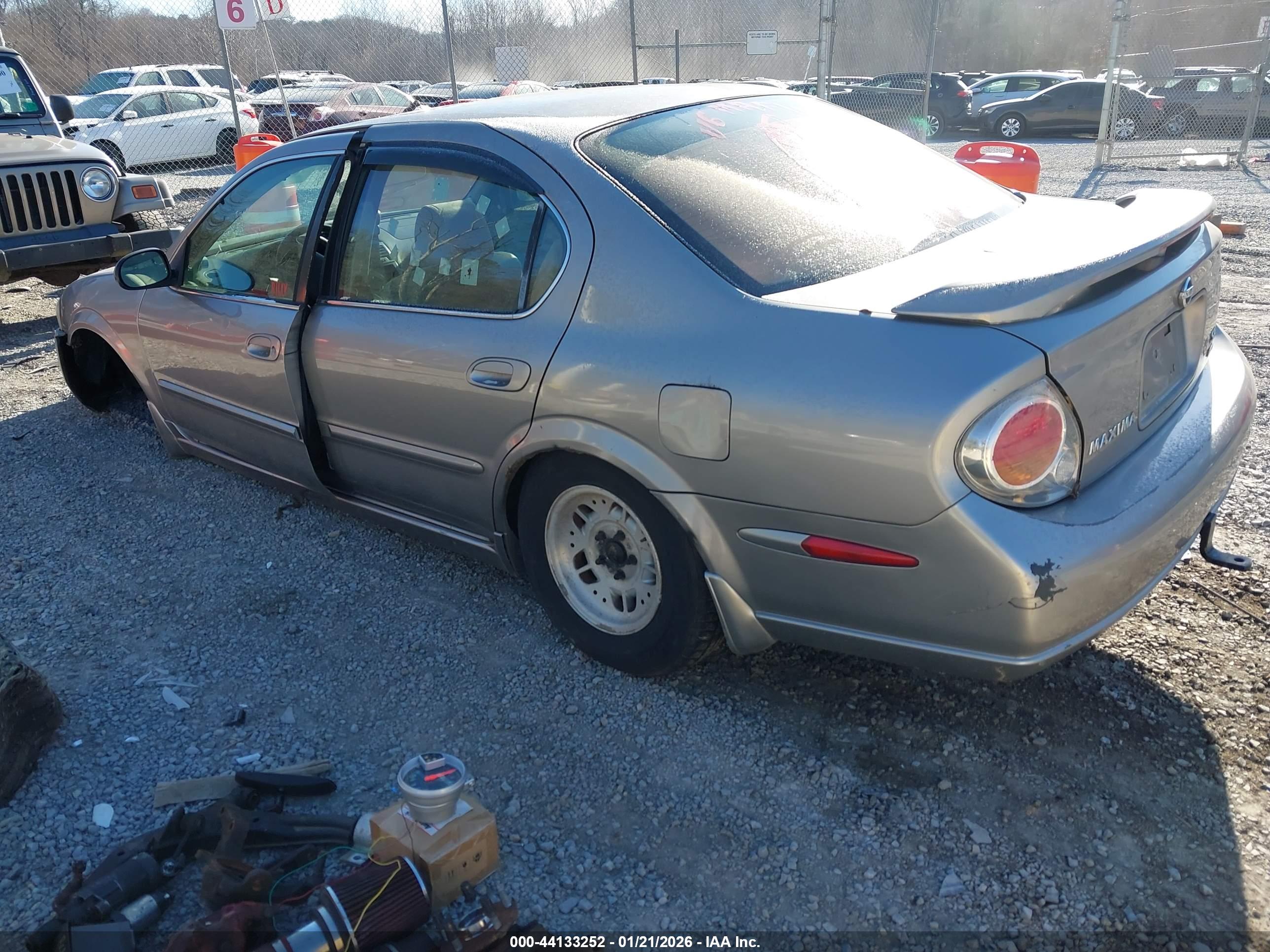NISSAN MAXIMA image 3