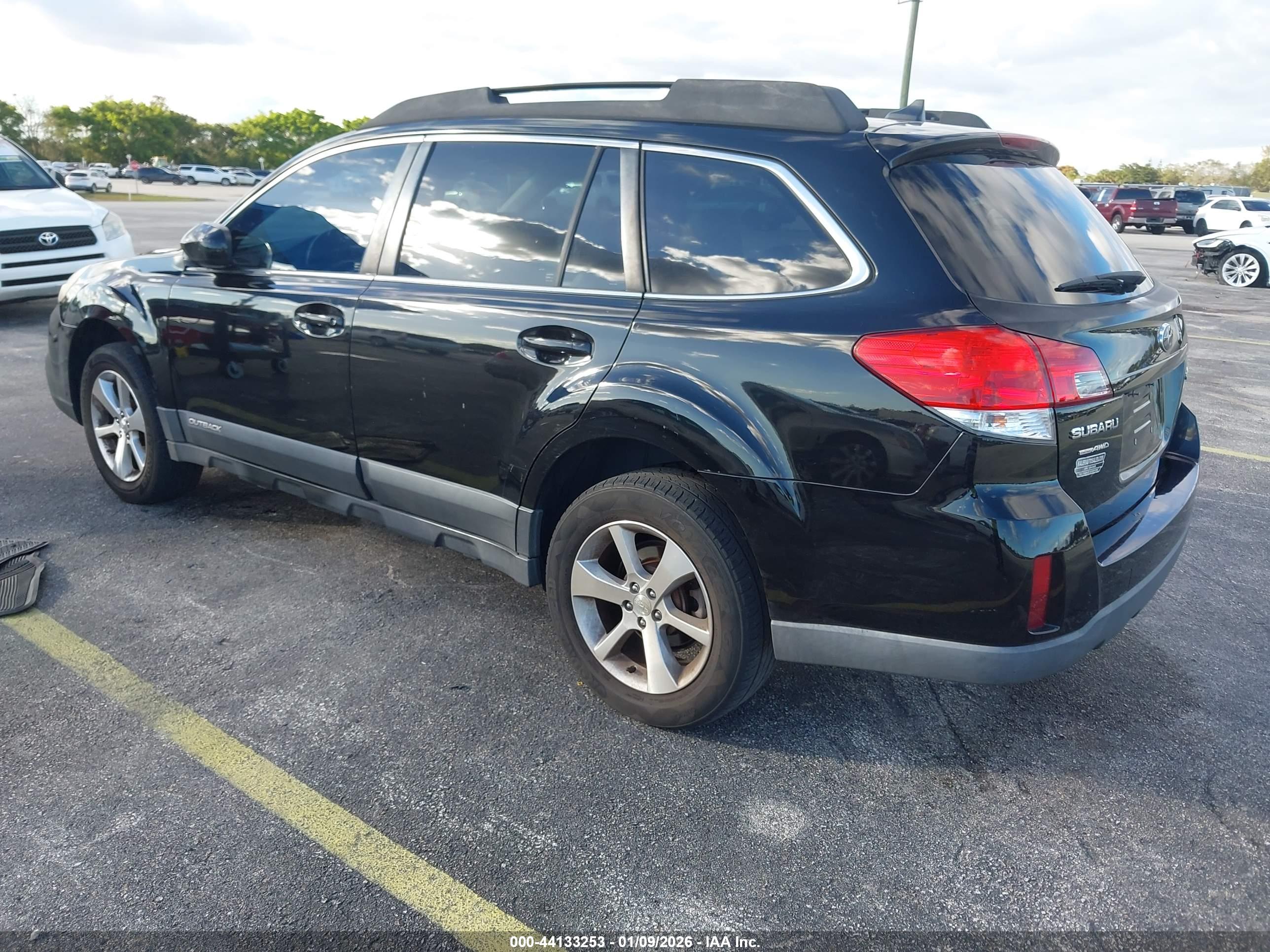 SUBARU OUTBACK image 3
