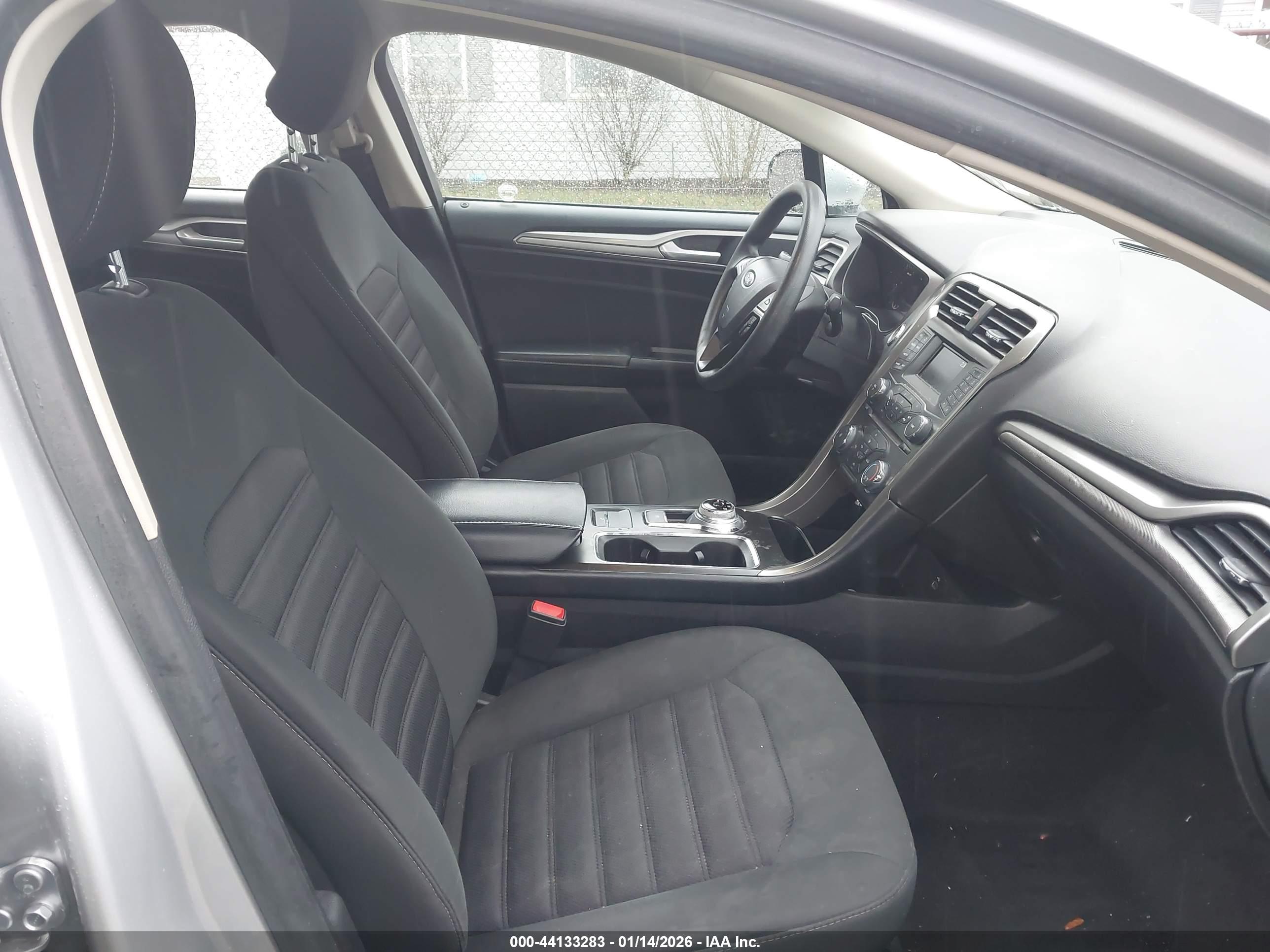 FORD FUSION image 5