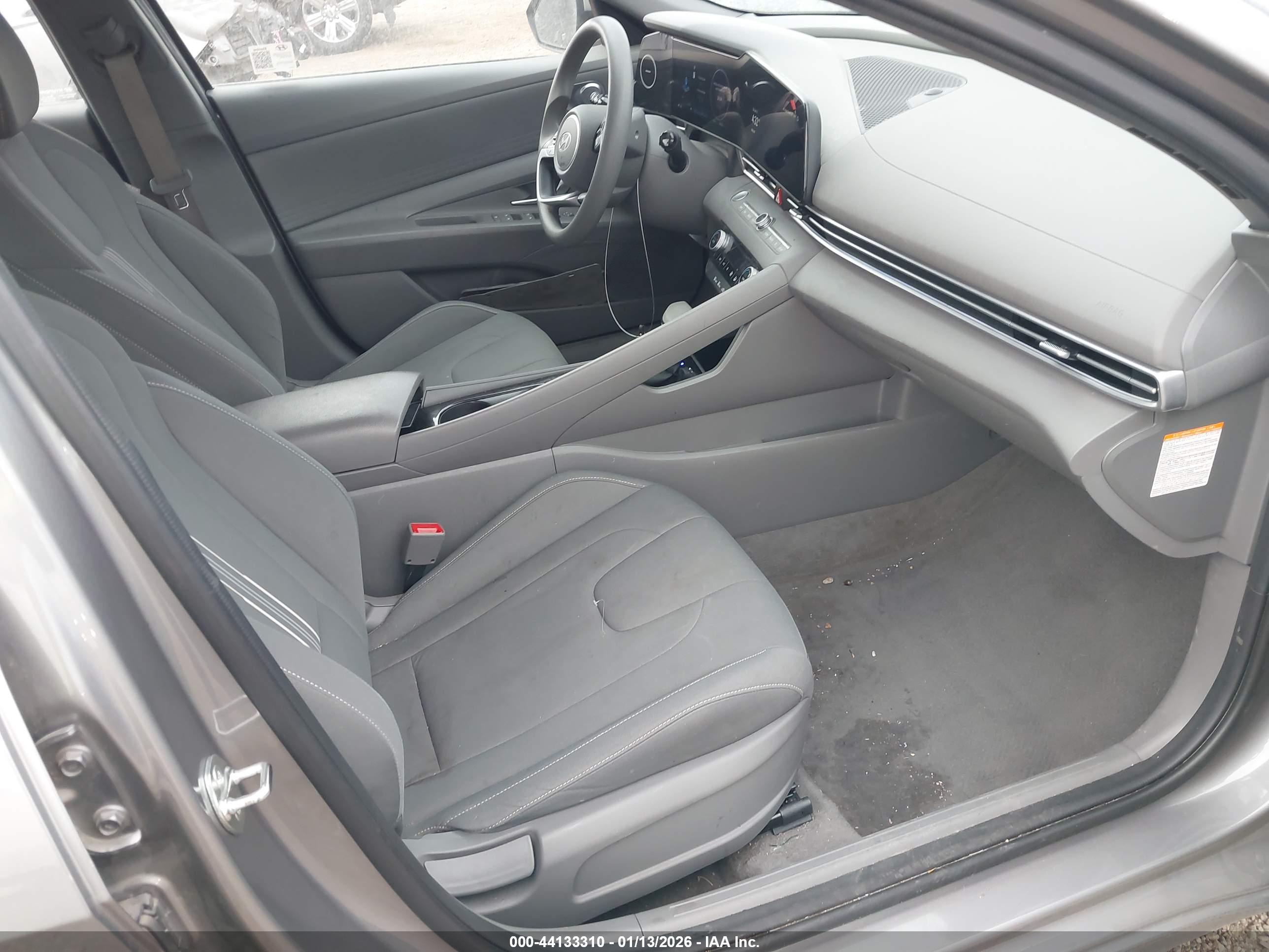 HYUNDAI ELANTRA image 5