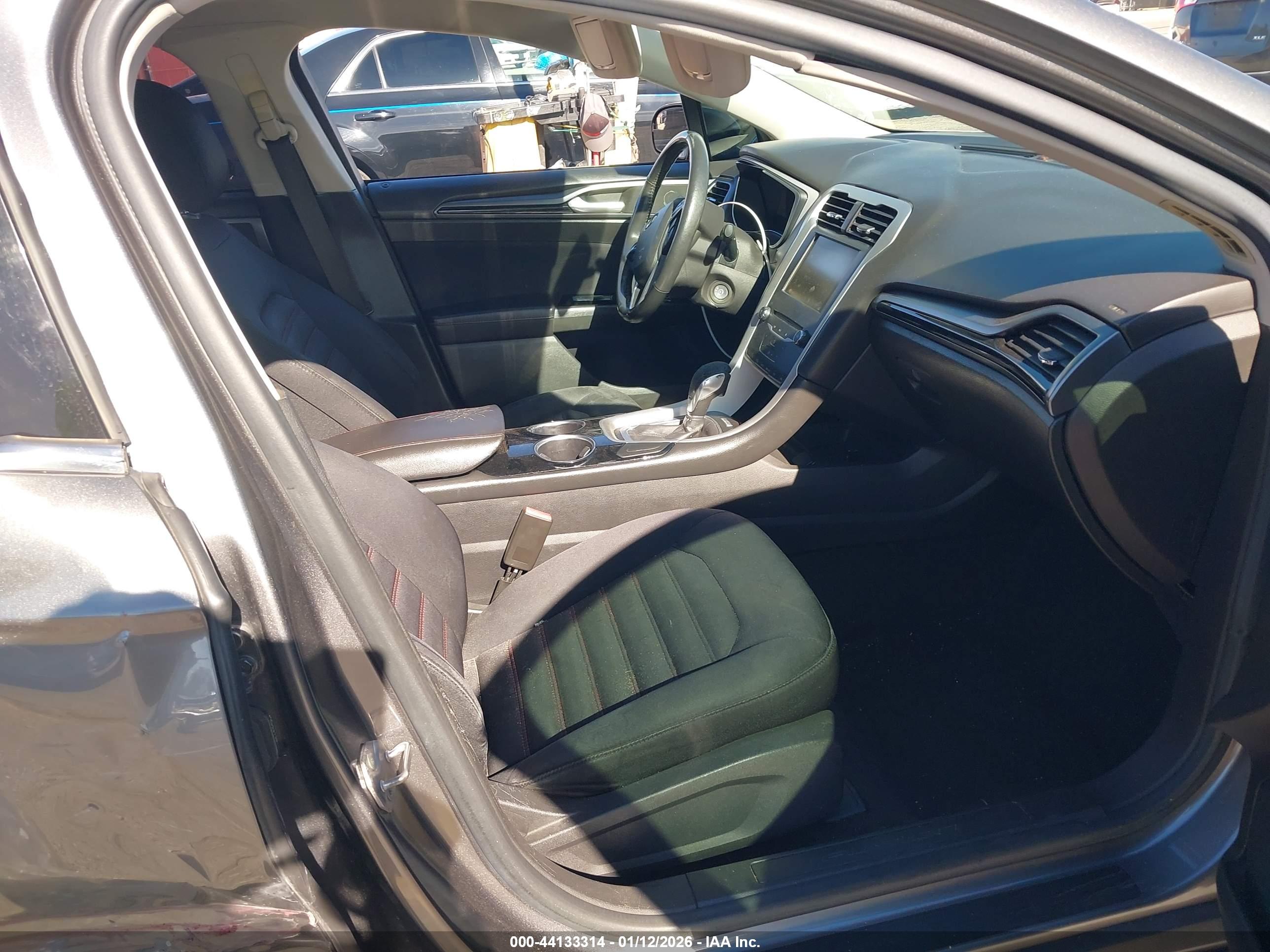 FORD FUSION image 5