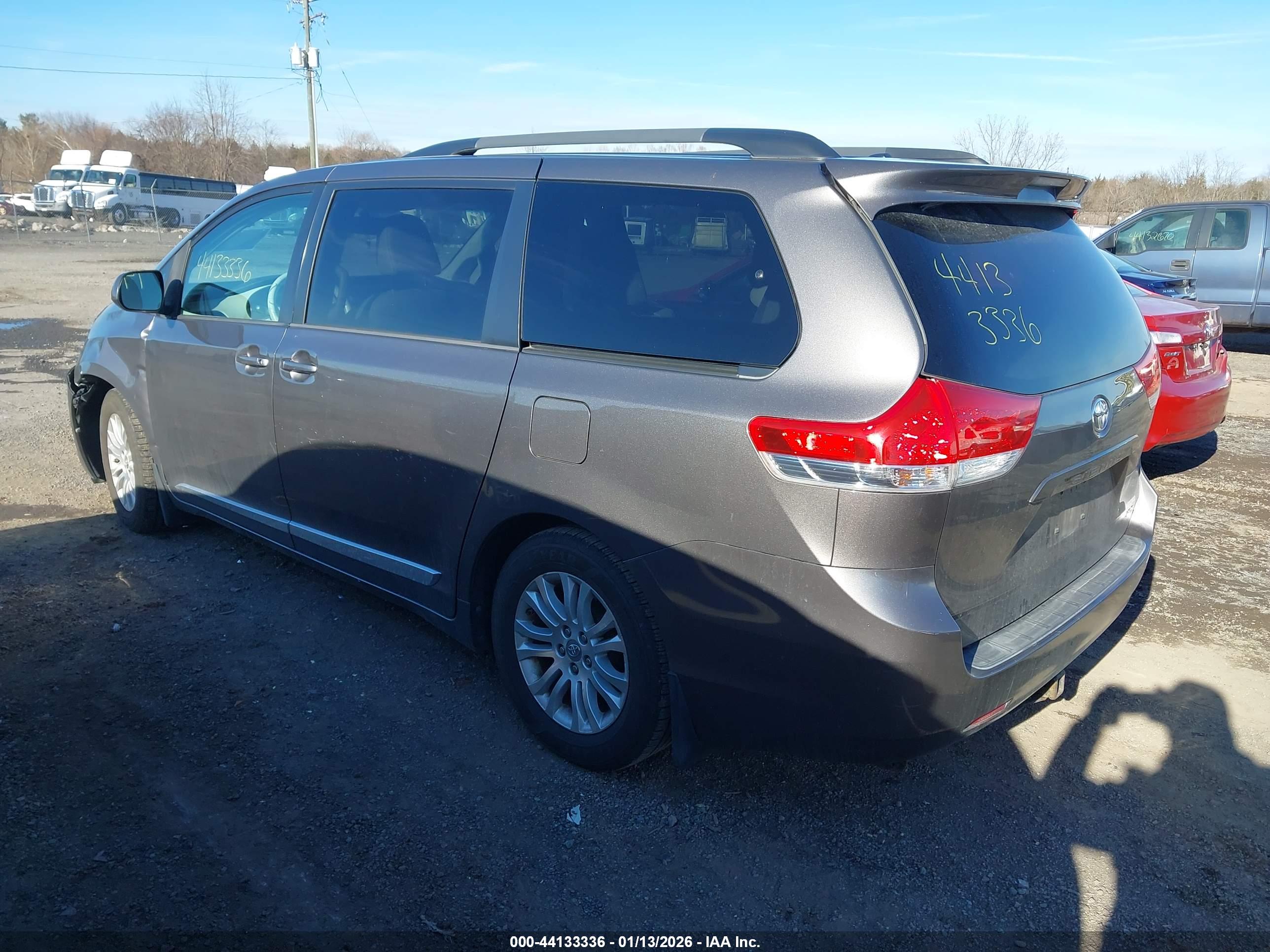 TOYOTA SIENNA image 3