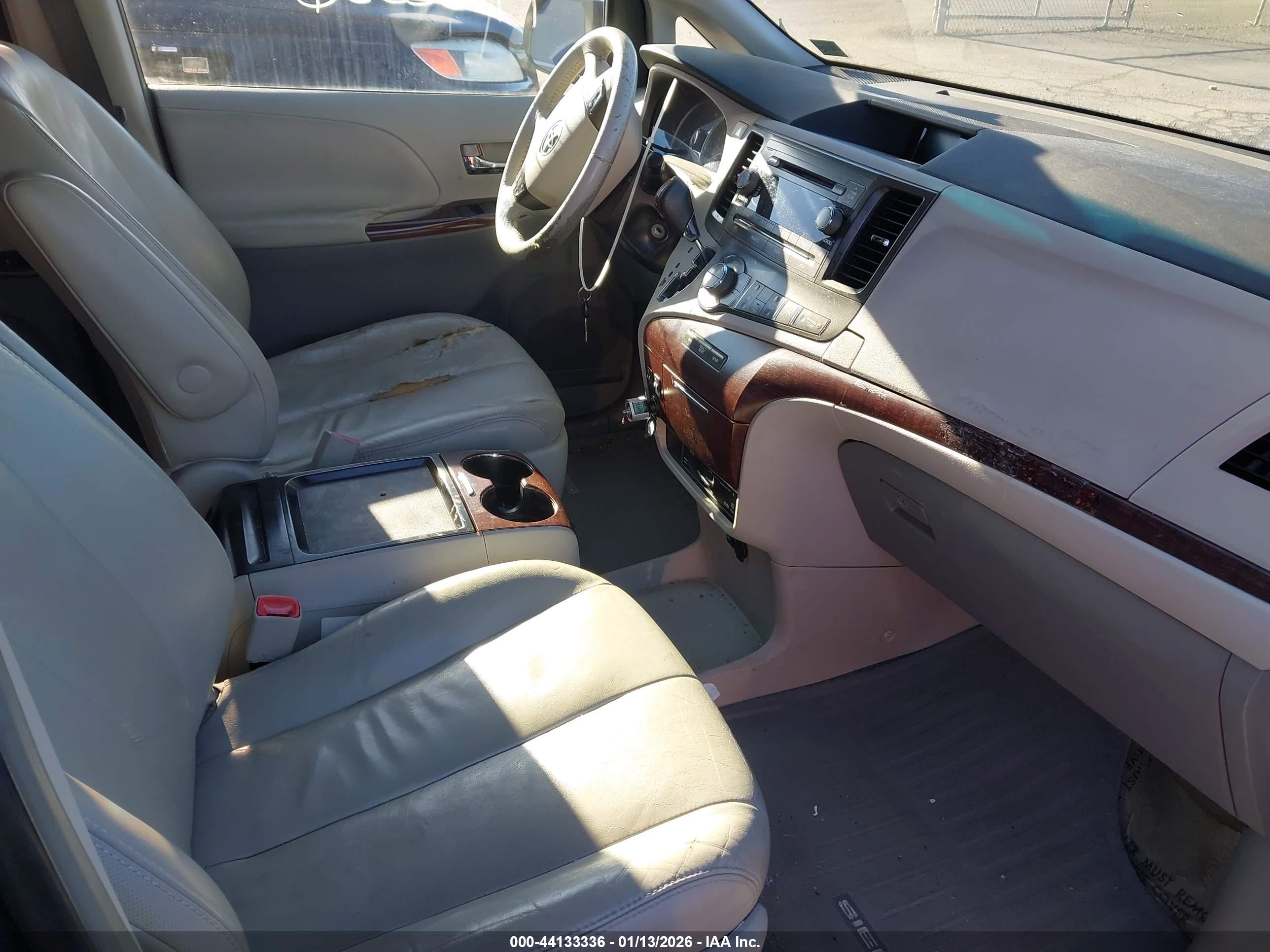 TOYOTA SIENNA image 5
