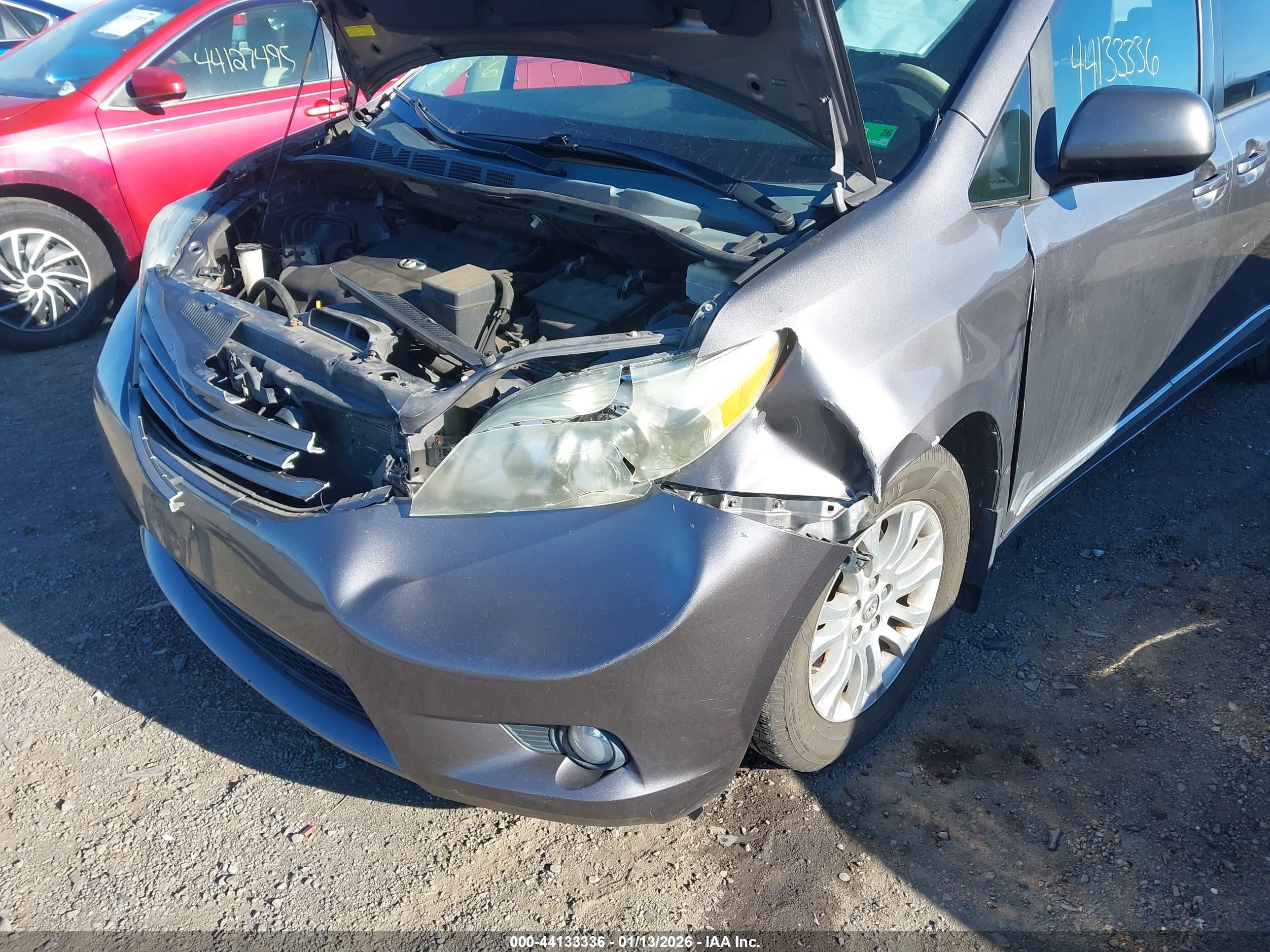 TOYOTA SIENNA image 6