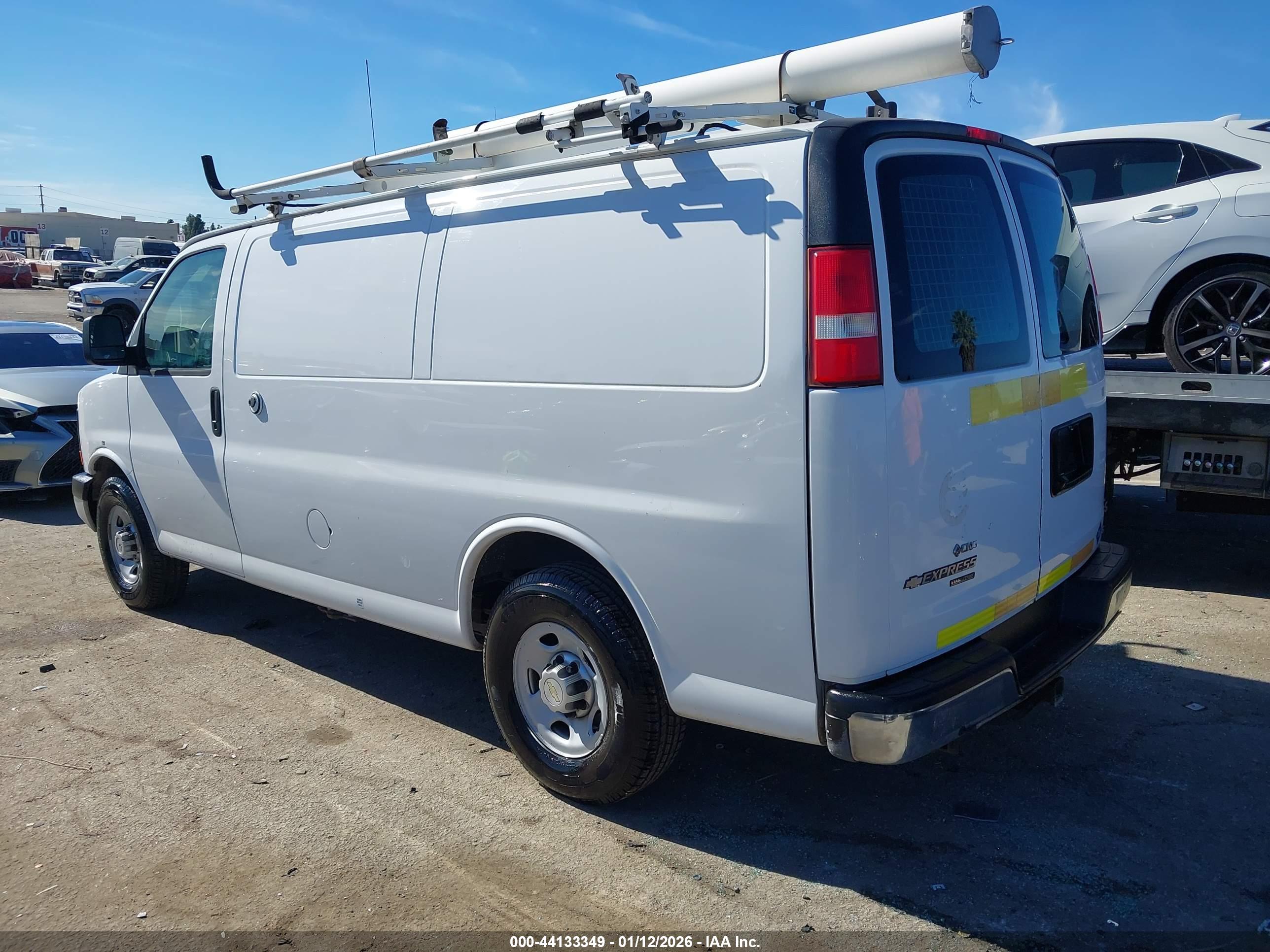 CHEVROLET EXPRESS image 3