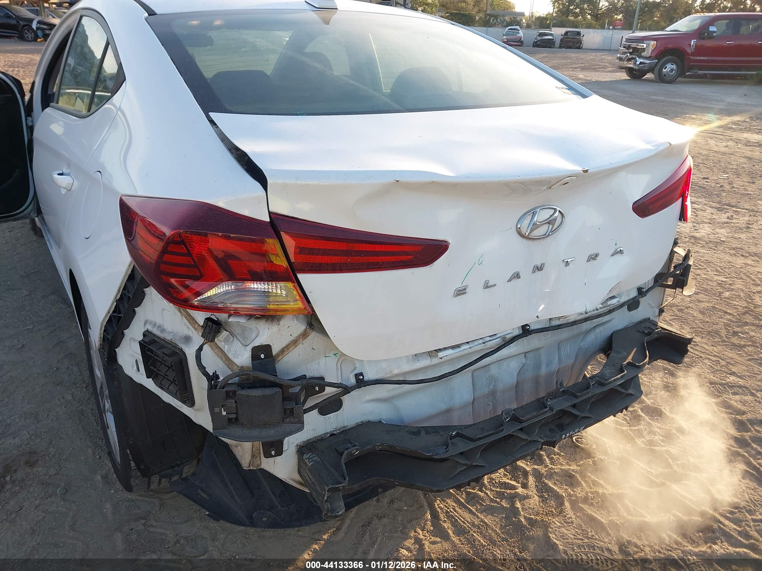 HYUNDAI ELANTRA image 6