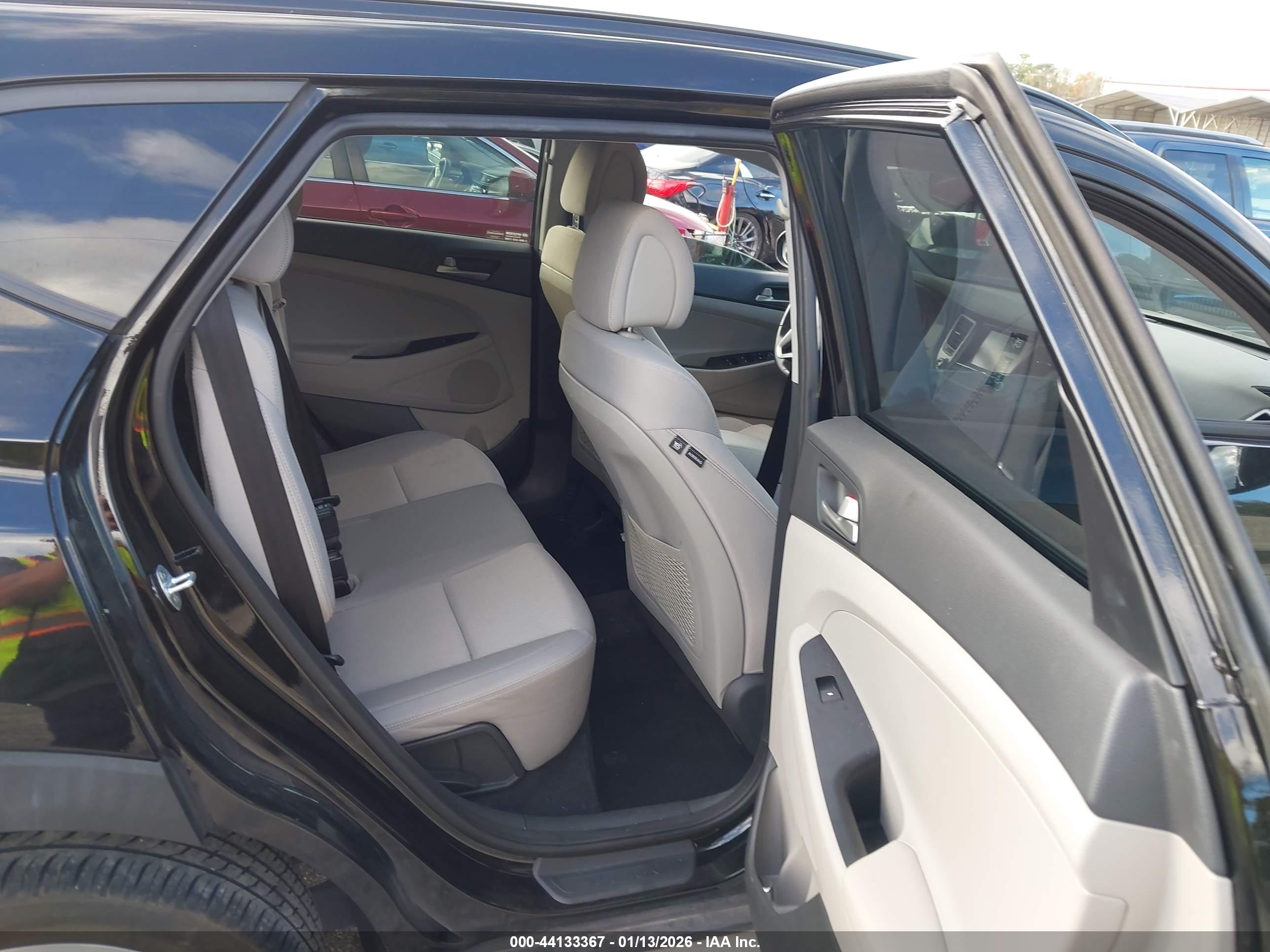 HYUNDAI TUCSON image 8