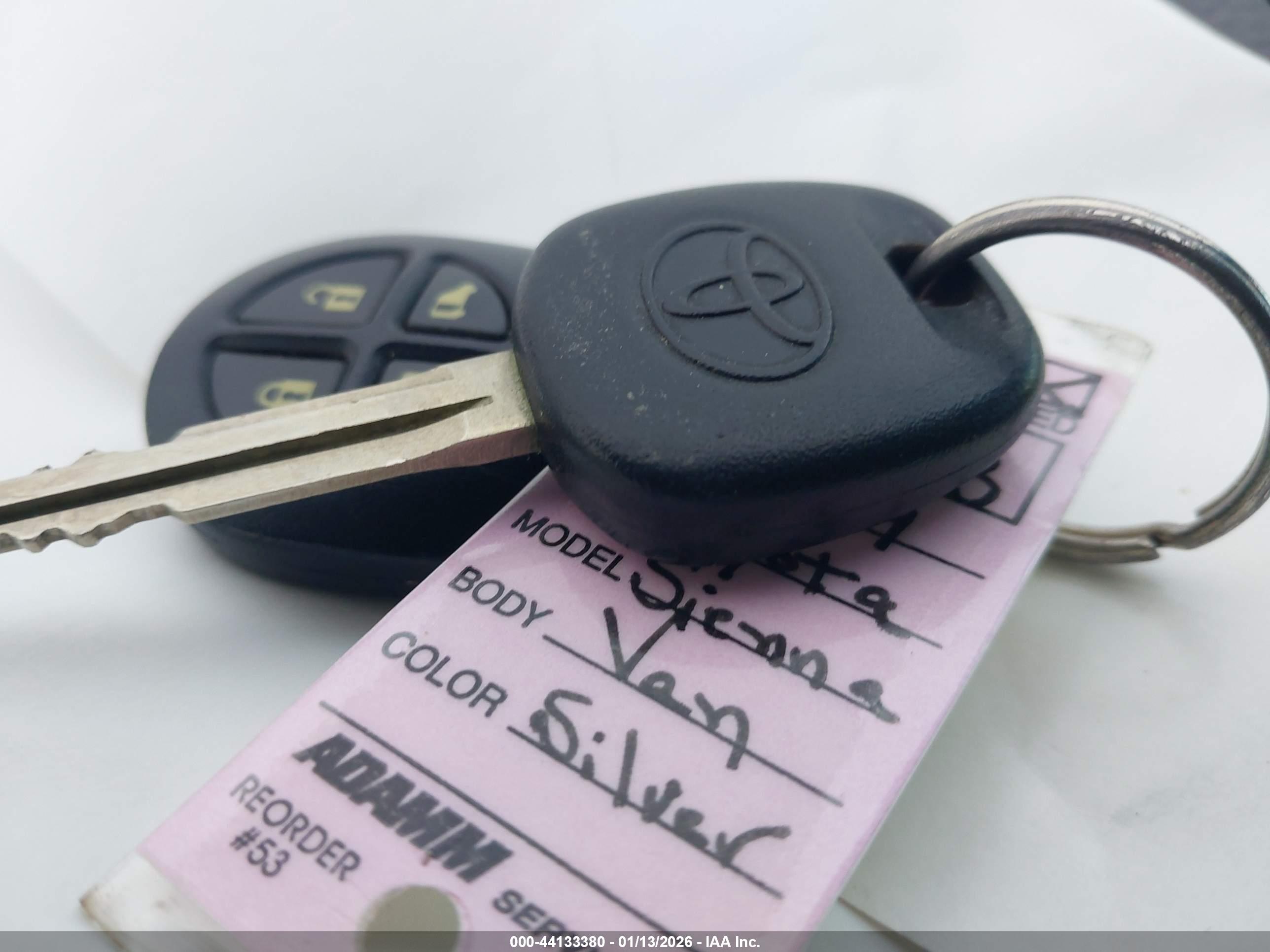 TOYOTA SIENNA image 11
