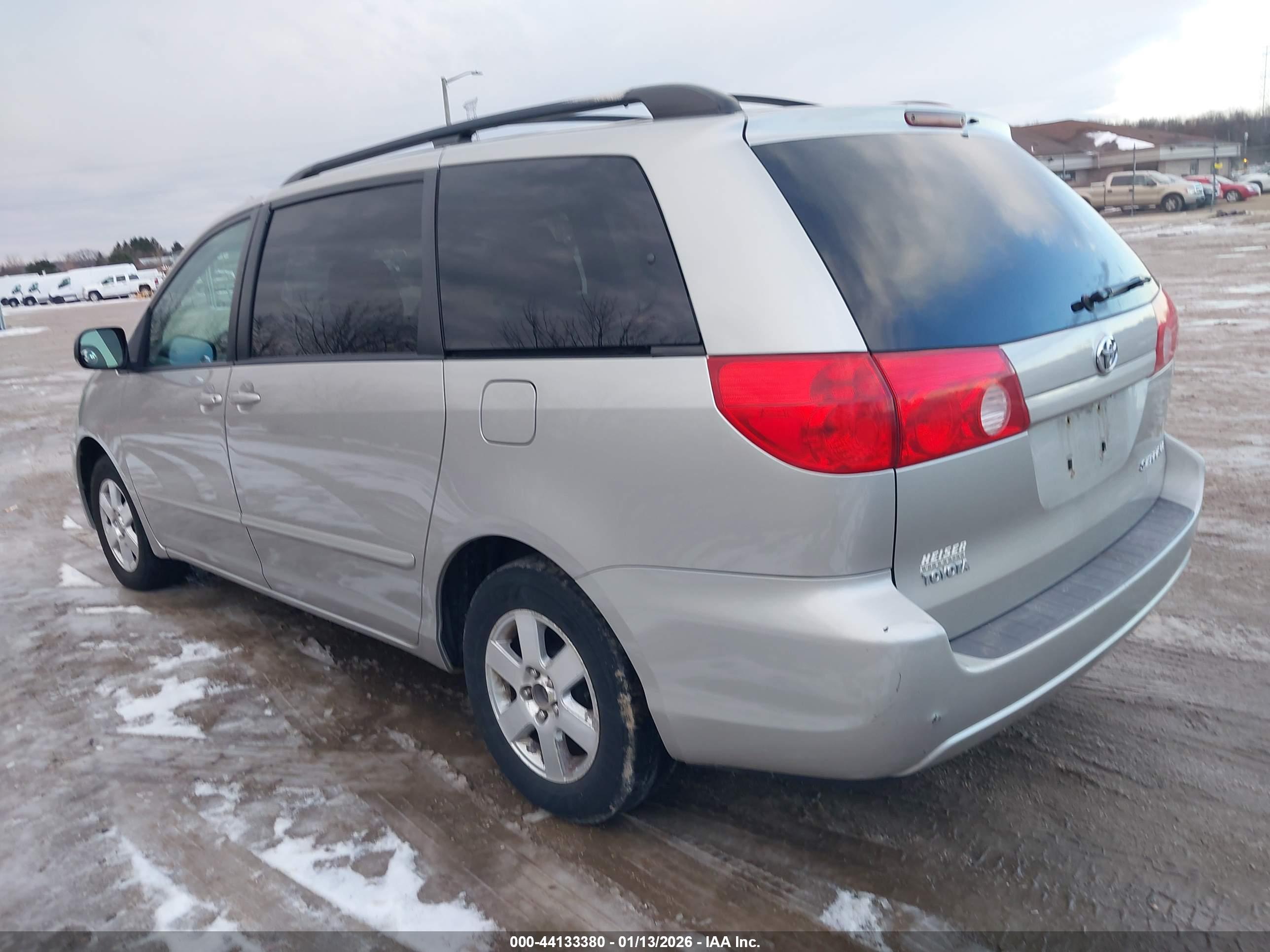 TOYOTA SIENNA image 3