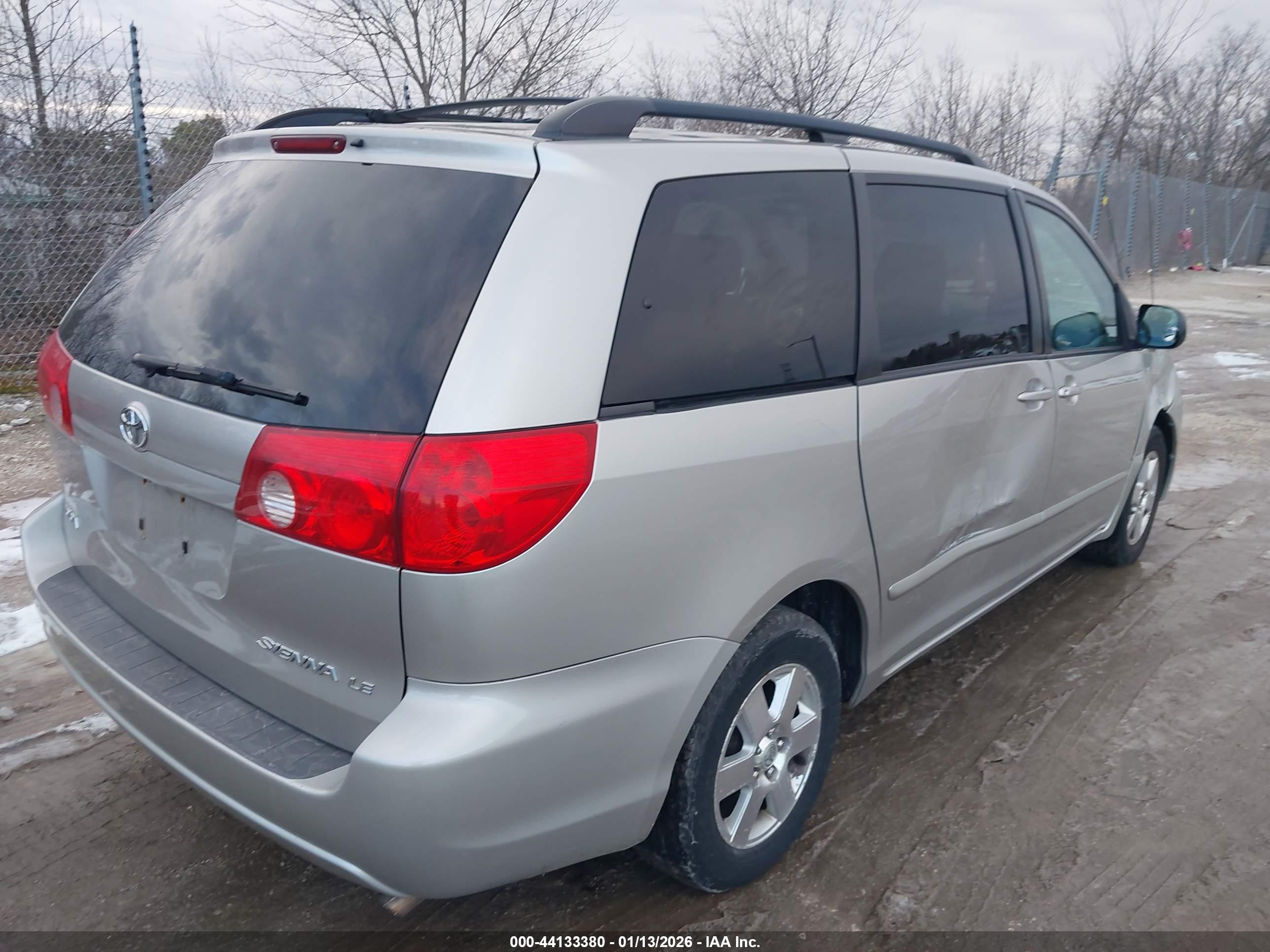 TOYOTA SIENNA image 4