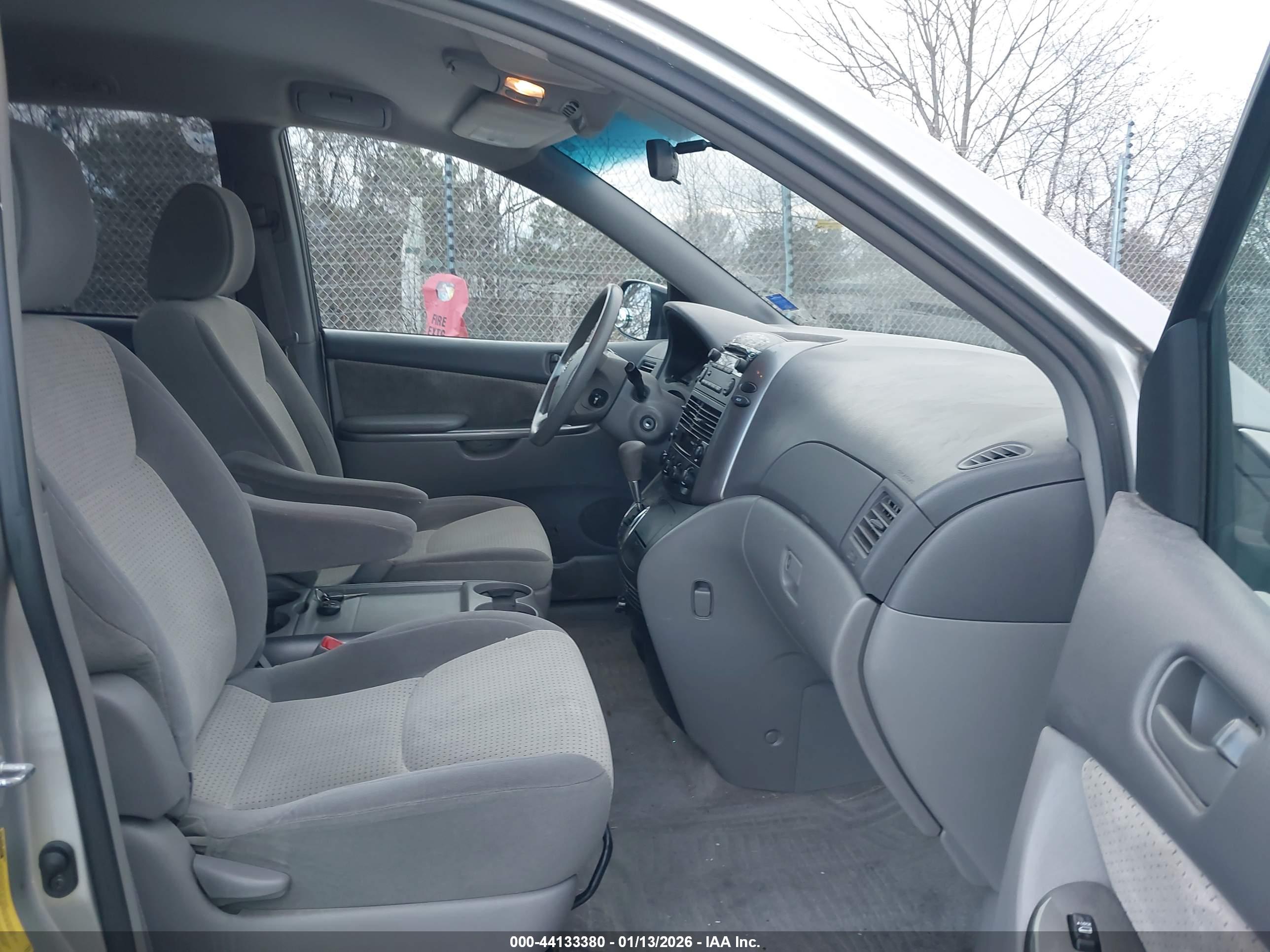 TOYOTA SIENNA image 5