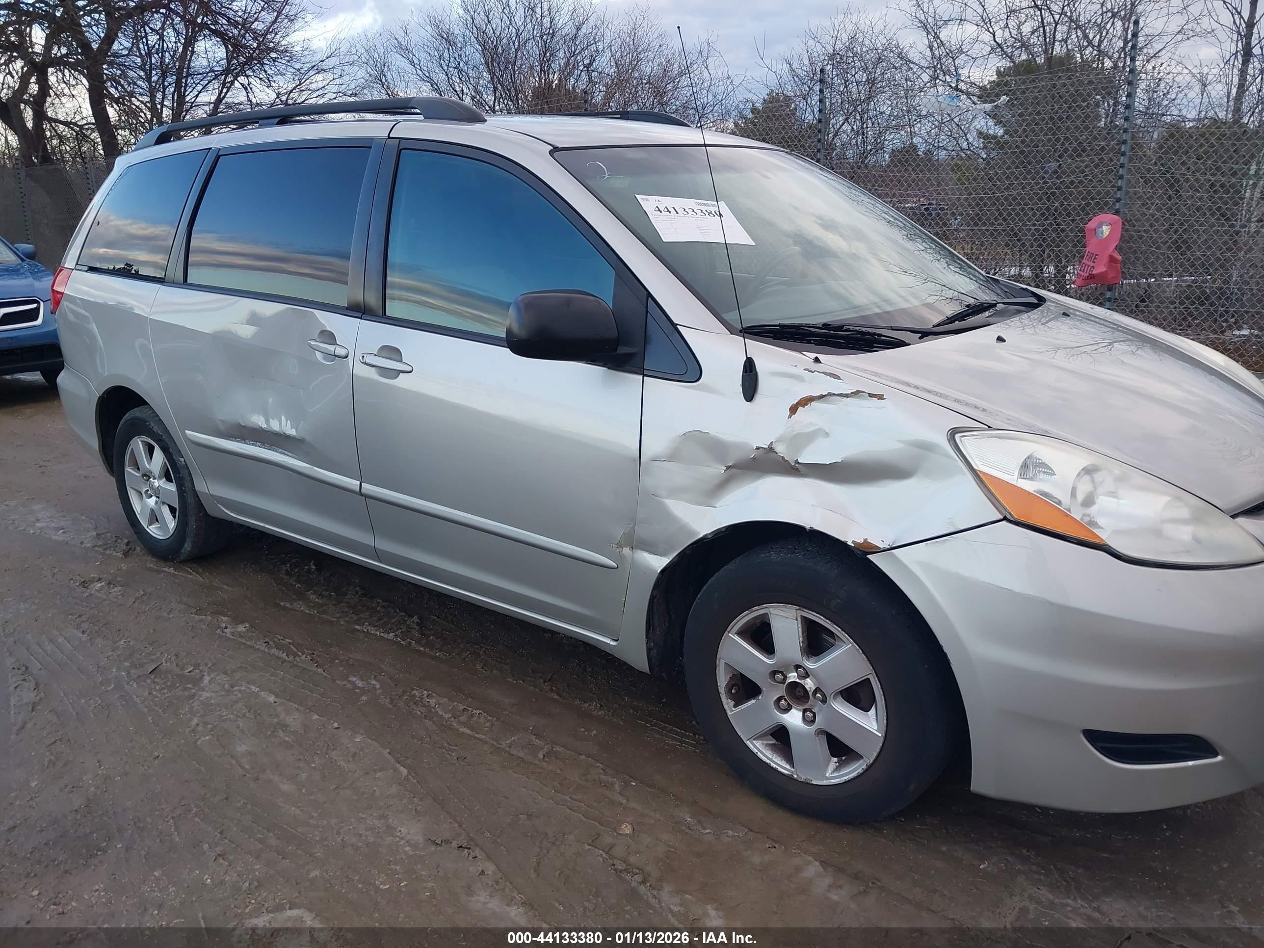 TOYOTA SIENNA image 6