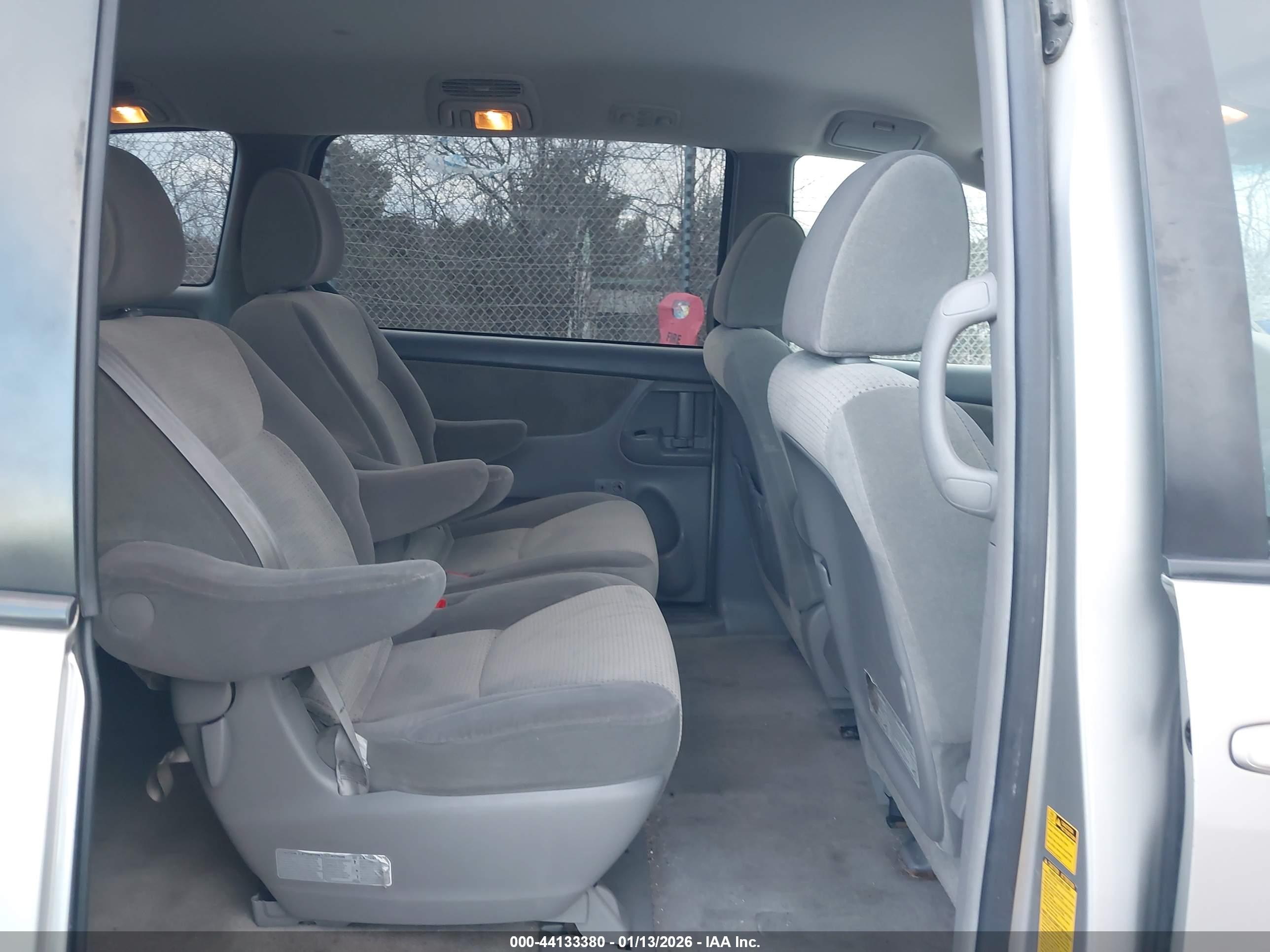 TOYOTA SIENNA image 8
