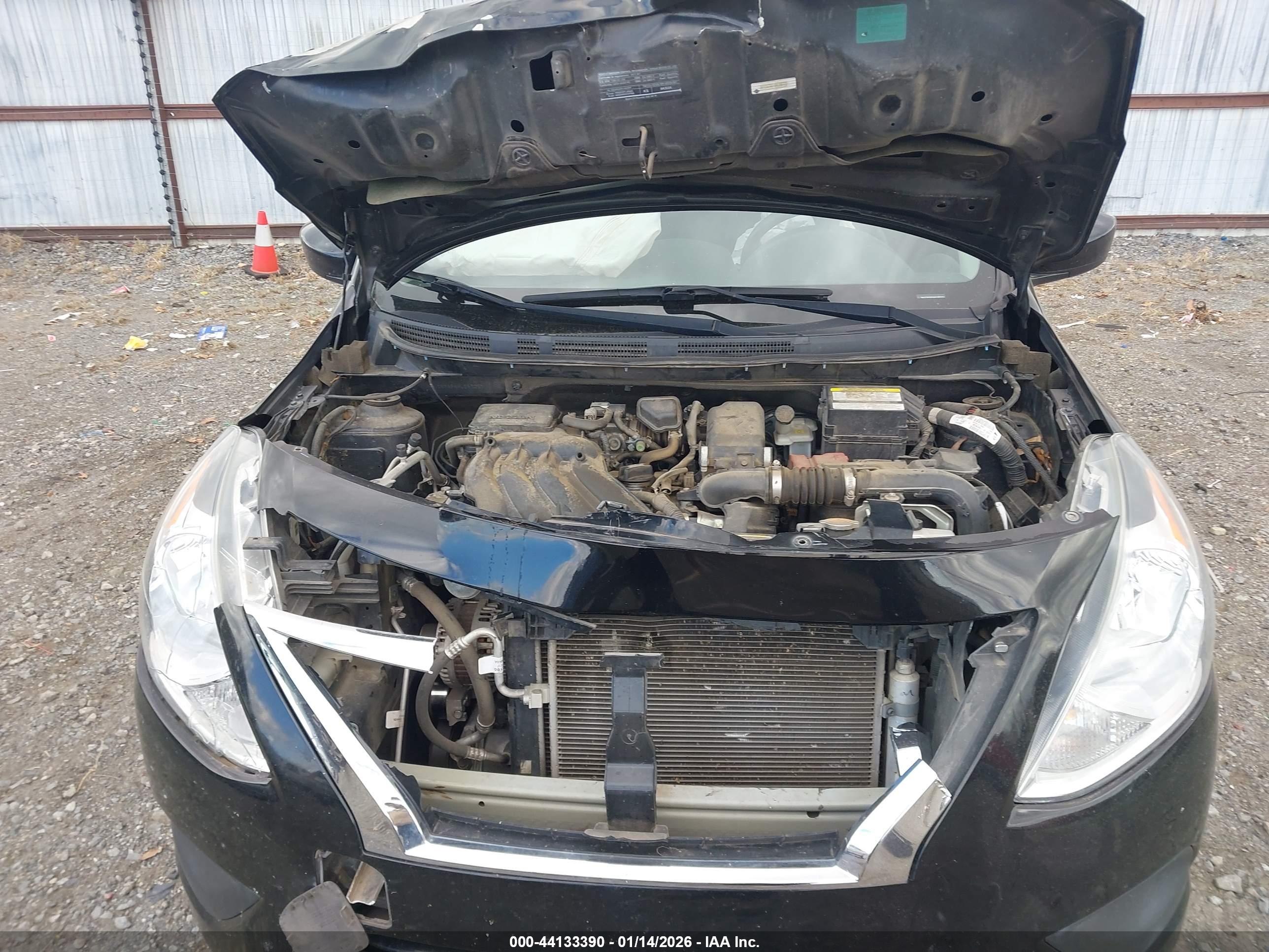 NISSAN VERSA image 10