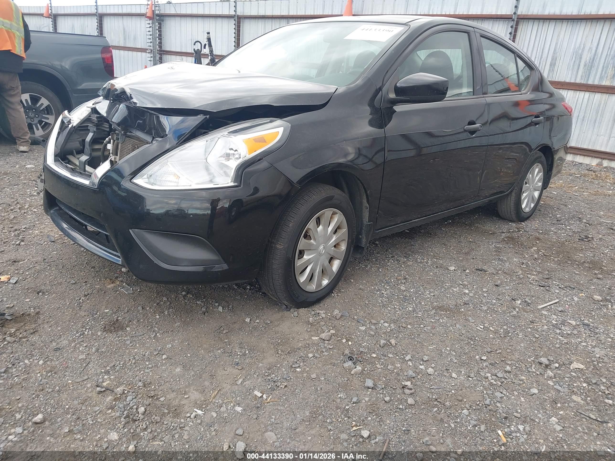 NISSAN VERSA image 2