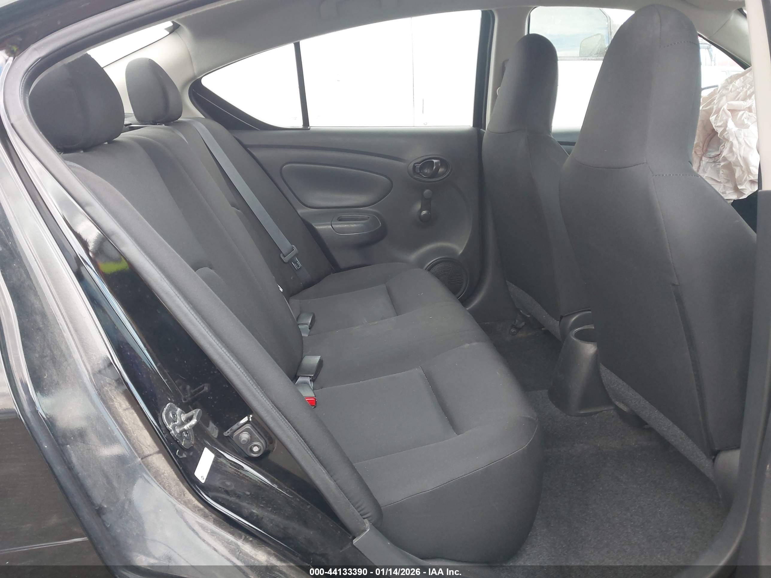 NISSAN VERSA image 8