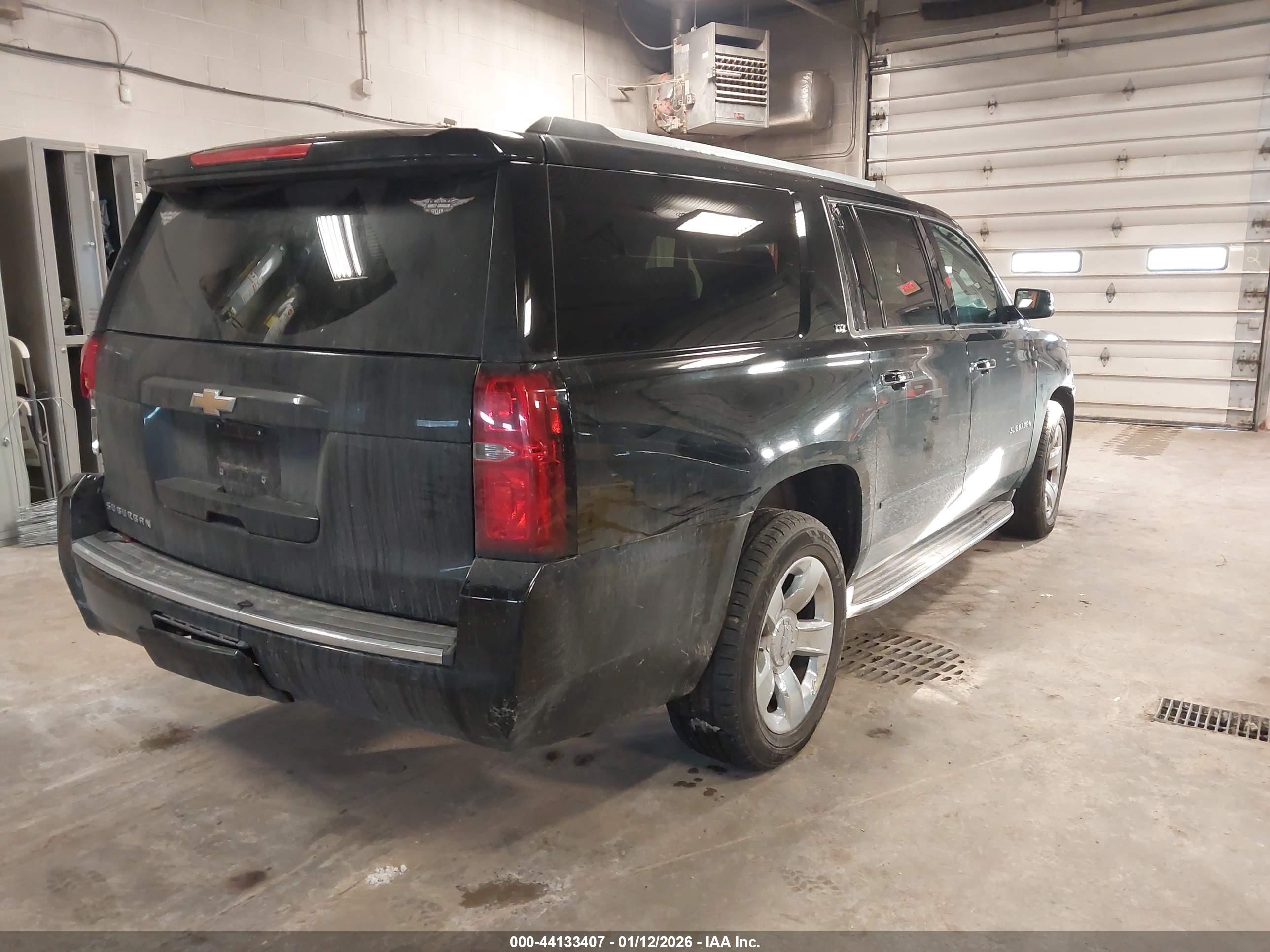 CHEVROLET SUBURBAN image 4
