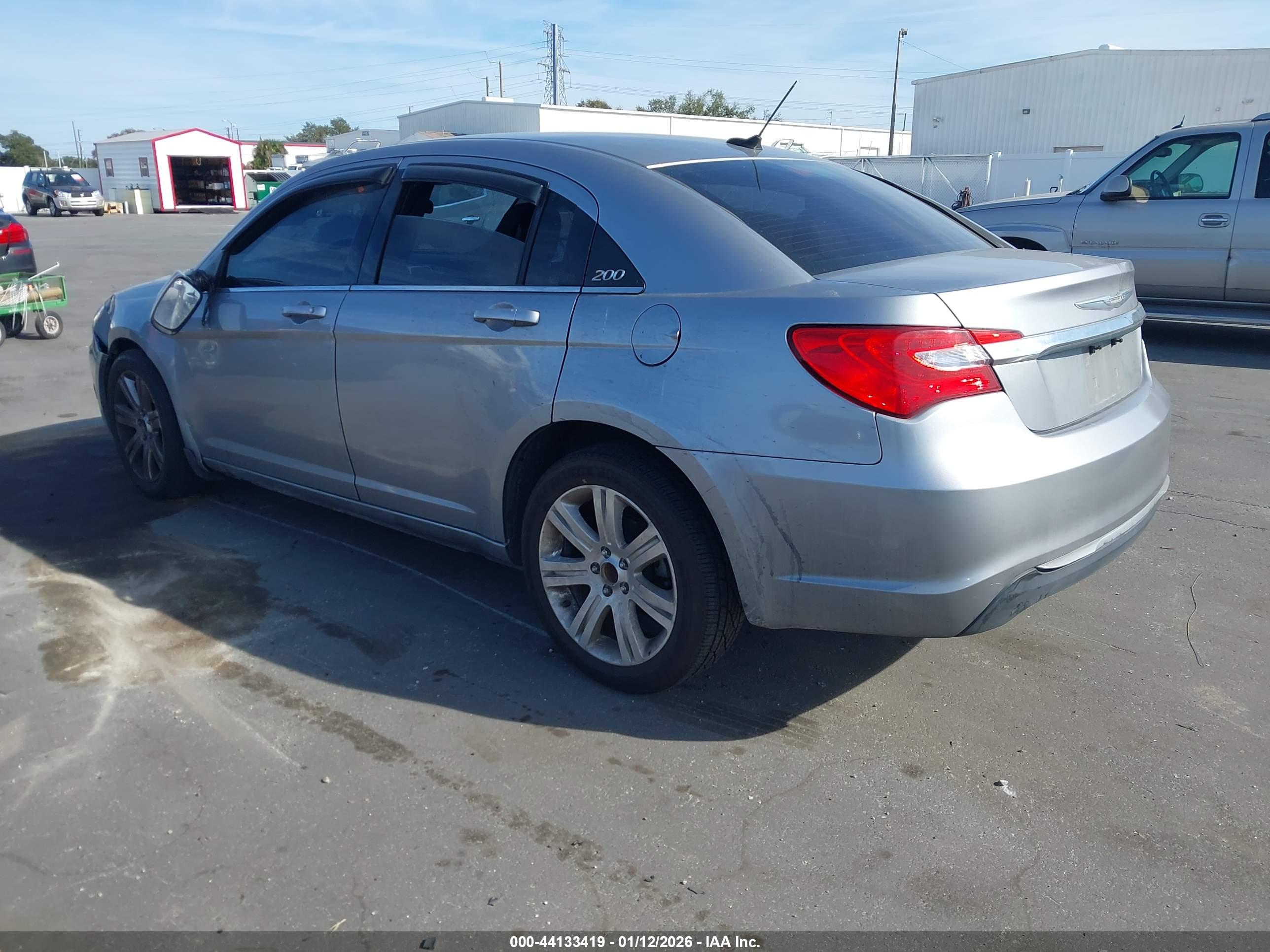 CHRYSLER 200 image 3