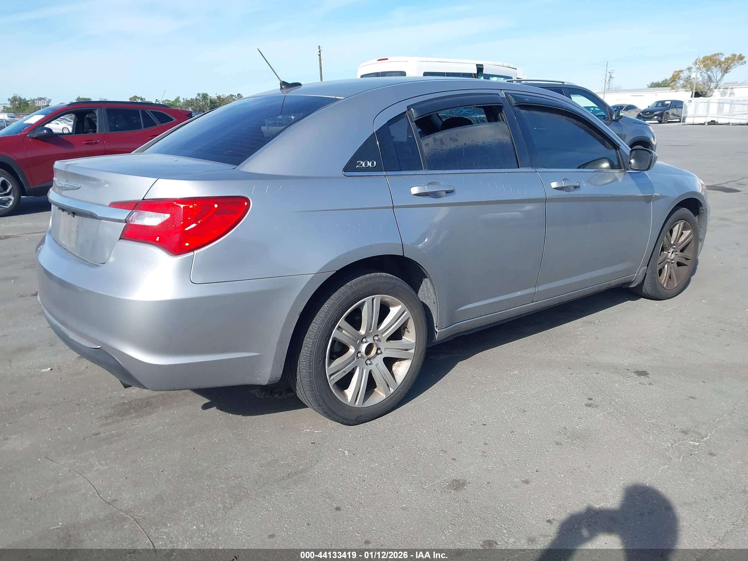 CHRYSLER 200 image 4