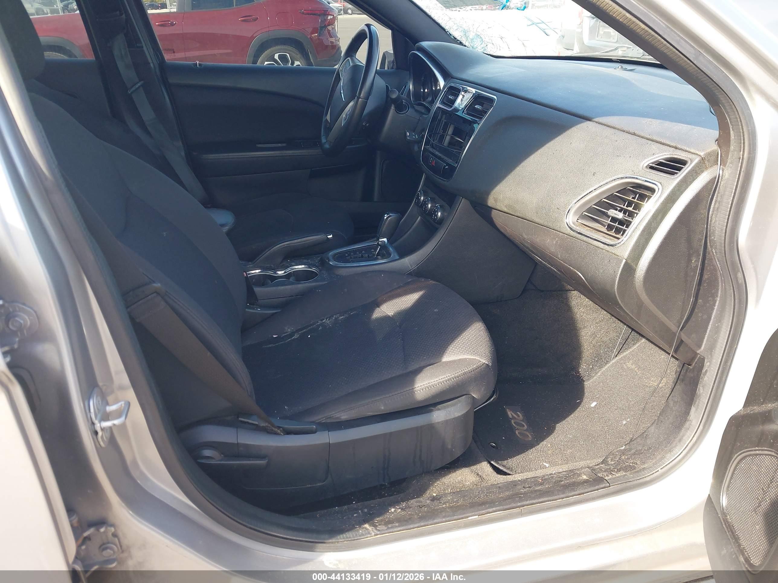 CHRYSLER 200 image 5