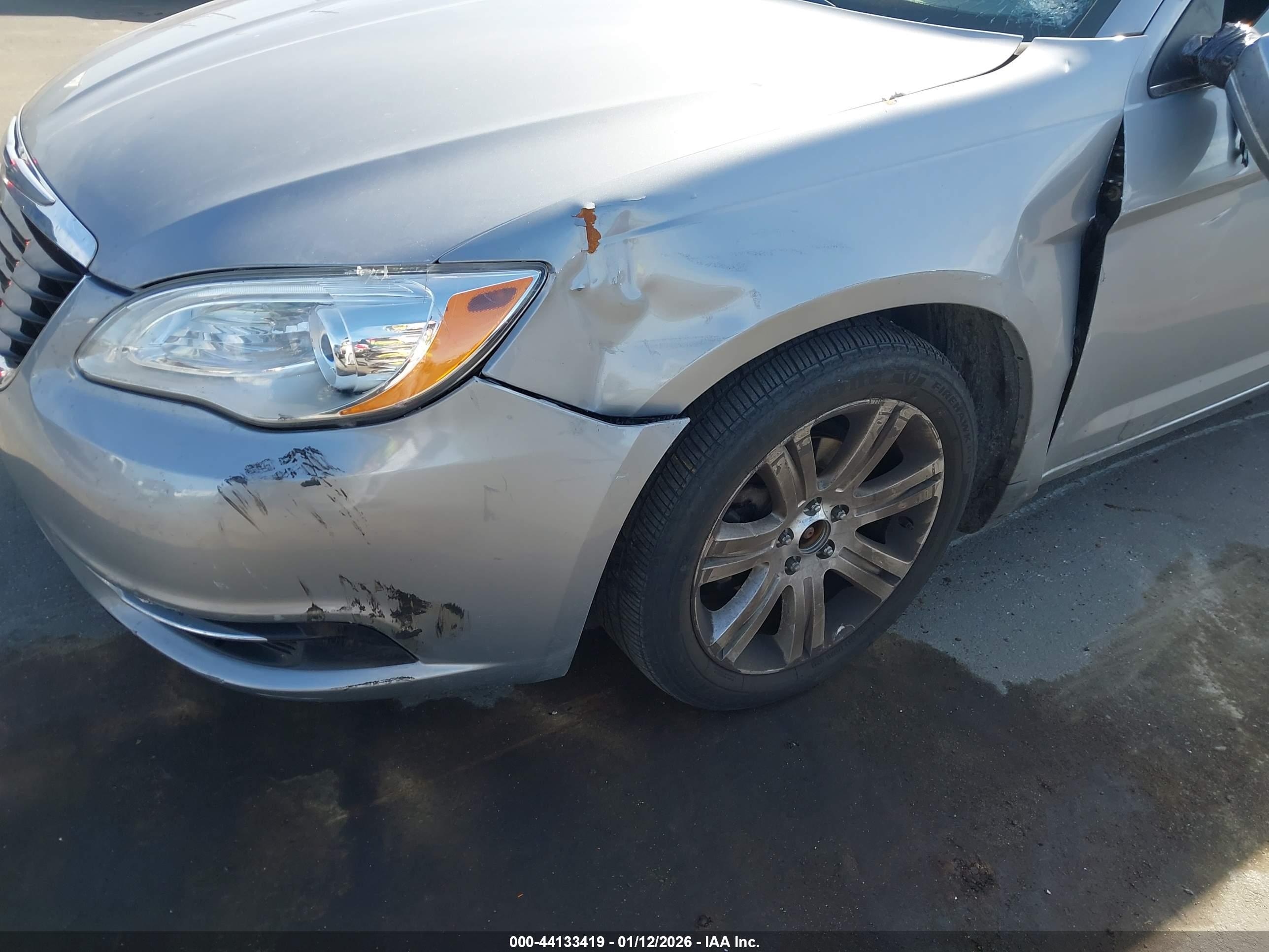 CHRYSLER 200 image 6