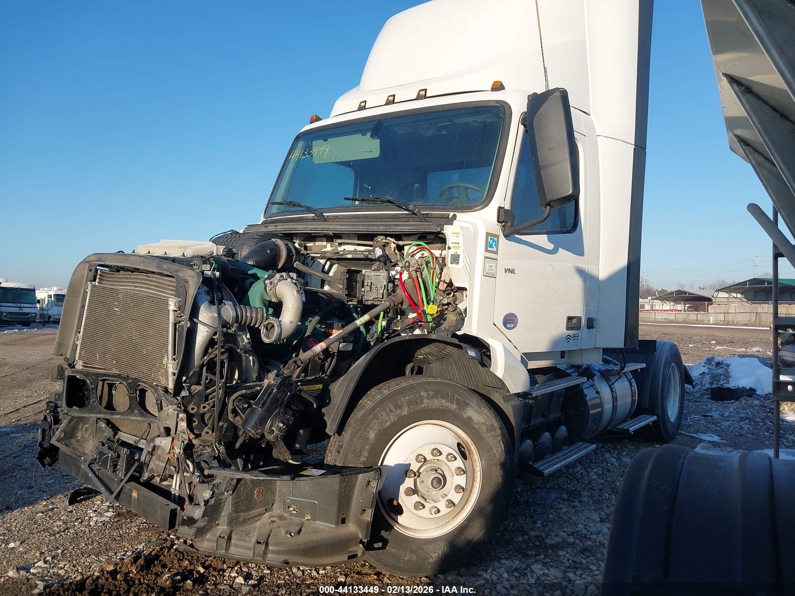 VOLVO VNL image 2