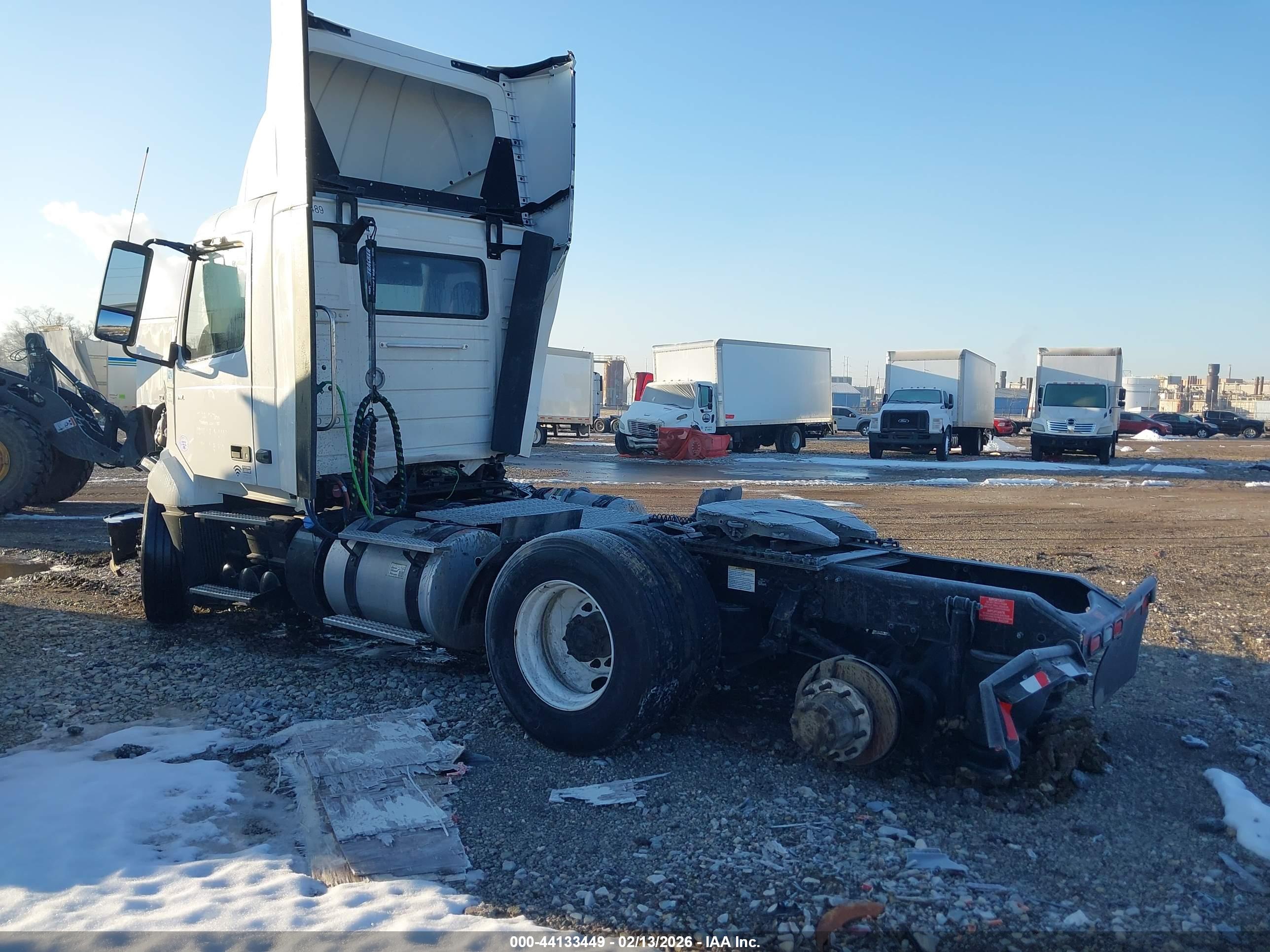 VOLVO VNL image 3